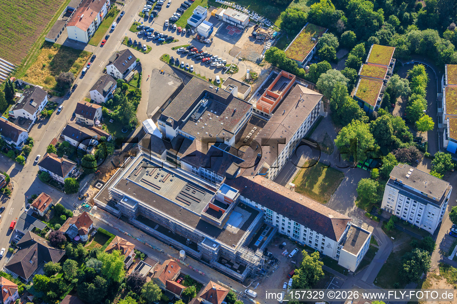Construction site for the new building of the emergency department, intensive care unit, and diagnostic departments of Asklepios Südpfalzkliniken GmbH. Project management: BPM Bau- und Projektmanagement Hart GmbH. Architecture, planning, and site supervision: alsh sander hofrichter architekten GmbH, a company for architecture and general planning. Noll GmbH Planning Office, MEP Planning / Heating, Ventilation, Plumbing, Medical Gases, Building Automation, MEP Planning / High and Low Voltage Systems / Conveyor Technology: DE-Plan GmbH & Co. KG, Structural Engineering: ZPP Ingenieure AG, Landscape Architecture: hofmann_röttgen Landschaftsarchitekten BDLA, Fire Protection: Rieser-Wessel Brandschutzsachverständige & Ingenieure PartG mbB, and Building Physics / Sound Insulation Acoustics: Seidel Engineering Office in Kandel in the state Rhineland-Palatinate, Germany