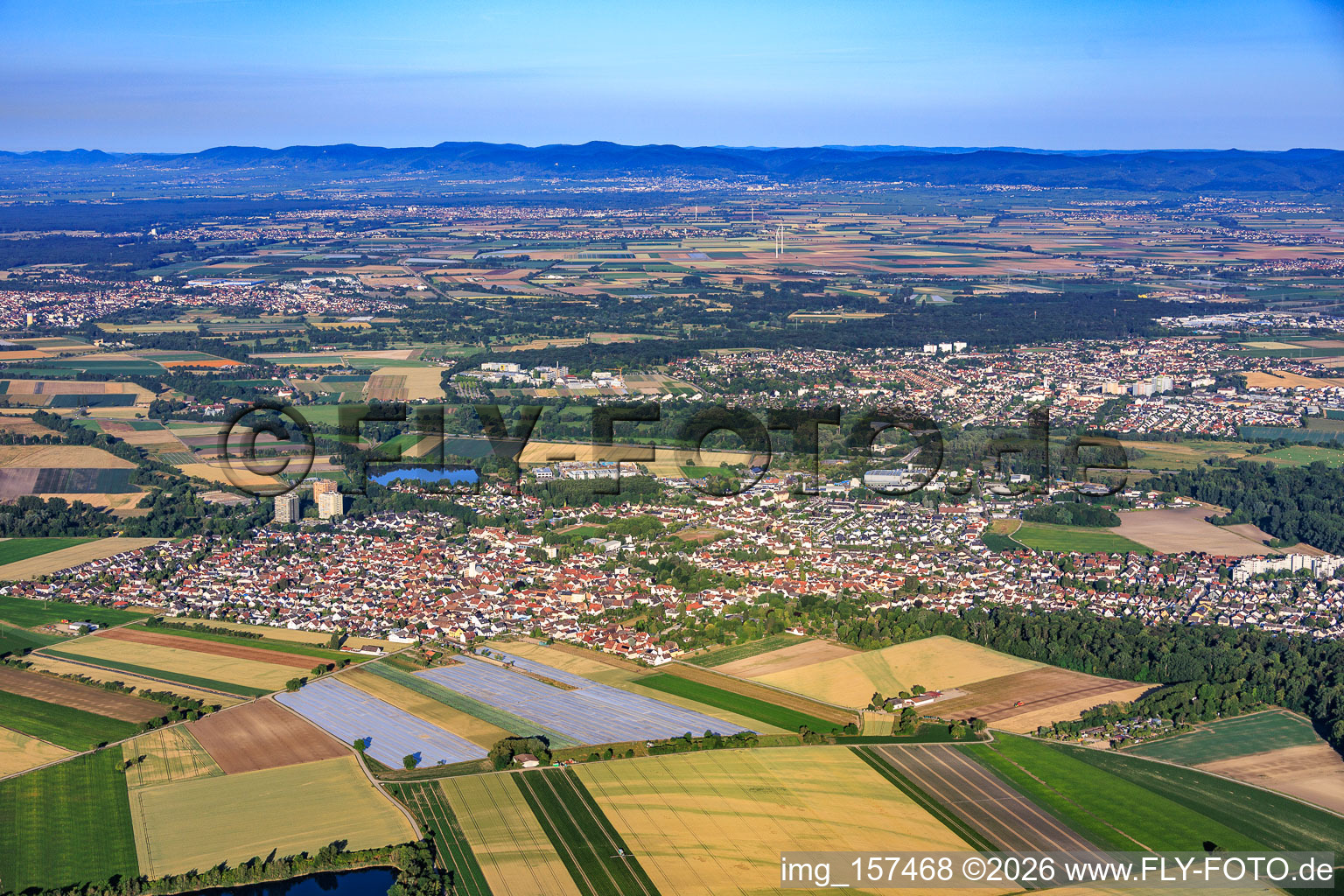 From the east in Neuhofen in the state Rhineland-Palatinate, Germany