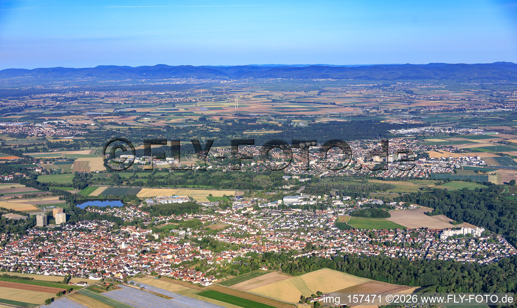 From the east in Neuhofen in the state Rhineland-Palatinate, Germany