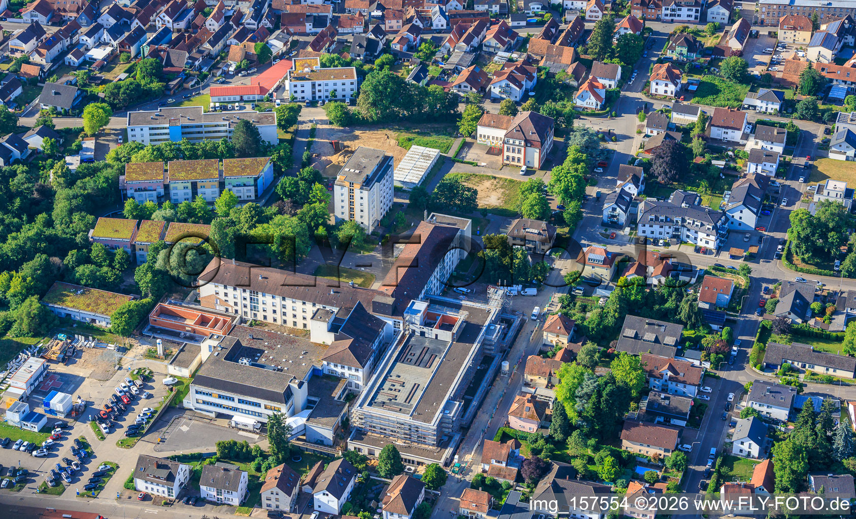 Construction site for the new building of the emergency department, intensive care unit, and diagnostic departments of Asklepios Südpfalzkliniken GmbH. Project management: BPM Bau- und Projektmanagement Hart GmbH. Architecture, planning, and site supervision: alsh sander hofrichter architekten GmbH, a company for architecture and general planning. Noll GmbH Planning Office, MEP Planning / Heating, Ventilation, Plumbing, Medical Gases, Building Automation, MEP Planning / High and Low Voltage Systems / Conveyor Technology: DE-Plan GmbH & Co. KG, Structural Engineering: ZPP Ingenieure AG, Landscape Architecture: hofmann_röttgen Landschaftsarchitekten BDLA, Fire Protection: Rieser-Wessel Brandschutzsachverständige & Ingenieure PartG mbB, and Building Physics / Sound Insulation Acoustics: Seidel Engineering Office in Kandel in the state Rhineland-Palatinate, Germany