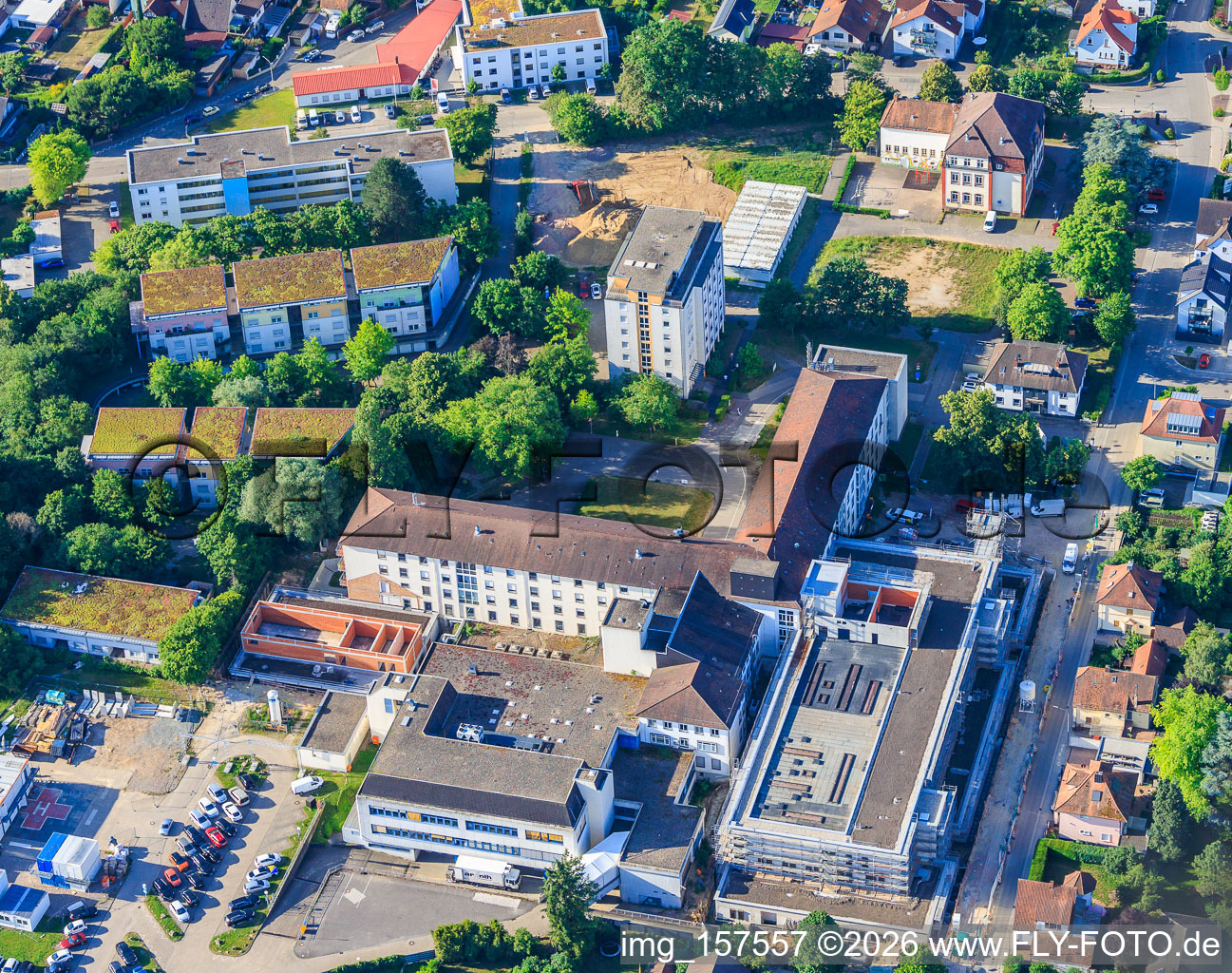 Construction site for the new building of the emergency department, intensive care unit, and diagnostic departments of Asklepios Südpfalzkliniken GmbH. Project management: BPM Bau- und Projektmanagement Hart GmbH. Architecture, planning, and site supervision: alsh sander hofrichter architekten GmbH, a company for architecture and general planning. Noll GmbH Planning Office, MEP Planning / Heating, Ventilation, Plumbing, Medical Gases, Building Automation, MEP Planning / High and Low Voltage Systems / Conveyor Technology: DE-Plan GmbH & Co. KG, Structural Engineering: ZPP Ingenieure AG, Landscape Architecture: hofmann_röttgen Landschaftsarchitekten BDLA, Fire Protection: Rieser-Wessel Brandschutzsachverständige & Ingenieure PartG mbB, and Building Physics / Sound Insulation Acoustics: Seidel Engineering Office in Kandel in the state Rhineland-Palatinate, Germany