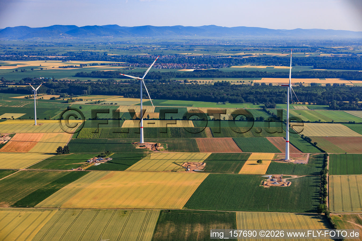 Demolition and dismantling of the four old installations (GE 1.5) from 2004 after repowering of the wind farm Minfeld in Minfeld in the state Rhineland-Palatinate, Germany
