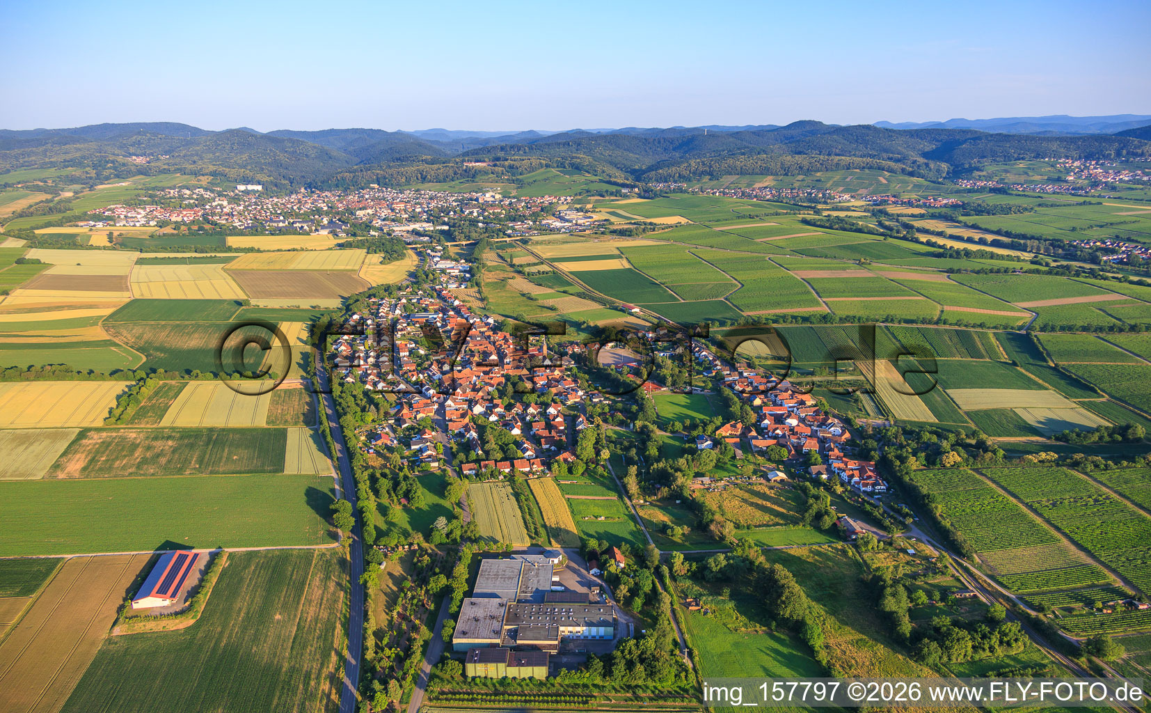 From the east in the district Kapellen in Kapellen-Drusweiler in the state Rhineland-Palatinate, Germany