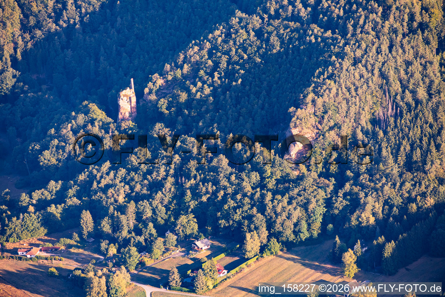 Wolfsfeldsen and the ruins of Klein-Arnsberg (Château du Petit-Arnsberg) in Obersteinbach in the state Bas-Rhin, France