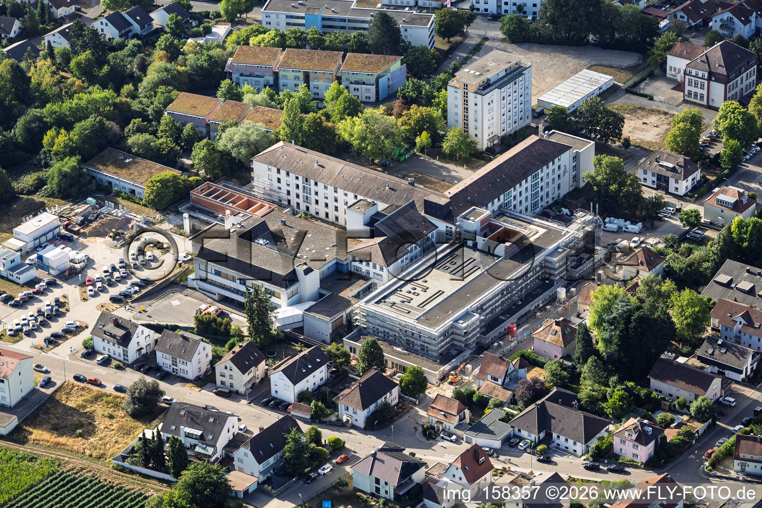 Construction site for the new building of the emergency department, intensive care unit, and diagnostic departments of Asklepios Südpfalzkliniken GmbH. Project management: BPM Bau- und Projektmanagement Hart GmbH. Architecture, planning, and site supervision: alsh sander hofrichter architekten GmbH, a company for architecture and general planning. Noll GmbH Planning Office, MEP Planning / Heating, Ventilation, Plumbing, Medical Gases, Building Automation, MEP Planning / High and Low Voltage Systems / Conveyor Technology: DE-Plan GmbH & Co. KG, Structural Engineering: ZPP Ingenieure AG, Landscape Architecture: hofmann_röttgen Landschaftsarchitekten BDLA, Fire Protection: Rieser-Wessel Brandschutzsachverständige & Ingenieure PartG mbB, and Building Physics / Sound Insulation Acoustics: Seidel Engineering Office in Kandel in the state Rhineland-Palatinate, Germany