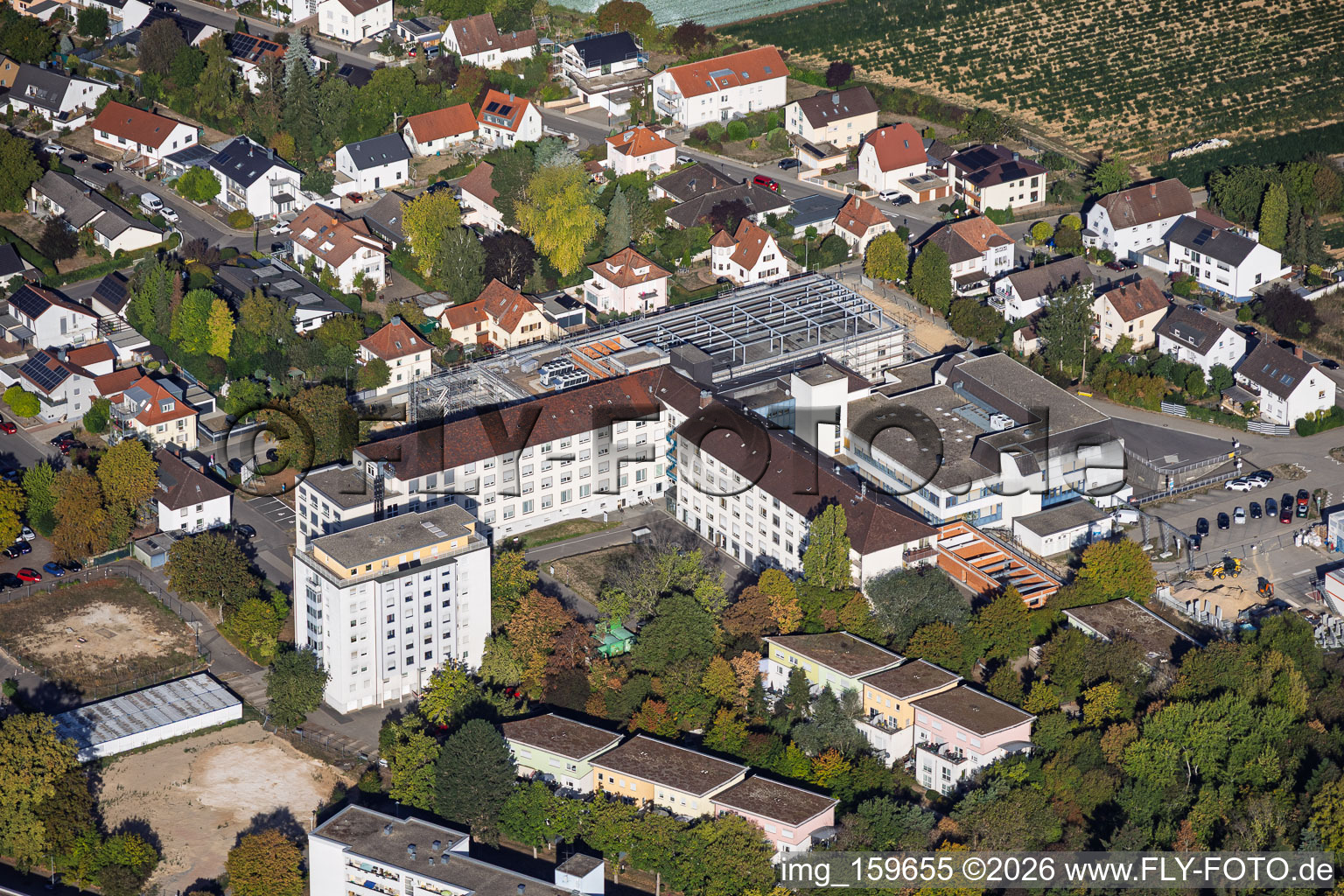 Construction site for the new building of the emergency department, intensive care unit, and diagnostic departments of Asklepios Südpfalzkliniken GmbH. Project management: BPM Bau- und Projektmanagement Hart GmbH. Architecture, planning, and site supervision: alsh sander hofrichter architekten GmbH, a company for architecture and general planning. Noll GmbH Planning Office, MEP Planning / Heating, Ventilation, Plumbing, Medical Gases, Building Automation, MEP Planning / High and Low Voltage Systems / Conveyor Technology: DE-Plan GmbH & Co. KG, Structural Engineering: ZPP Ingenieure AG, Landscape Architecture: hofmann_röttgen Landschaftsarchitekten BDLA, Fire Protection: Rieser-Wessel Brandschutzsachverständige & Ingenieure PartG mbB, and Building Physics / Sound Insulation Acoustics: Seidel Engineering Office in Kandel in the state Rhineland-Palatinate, Germany