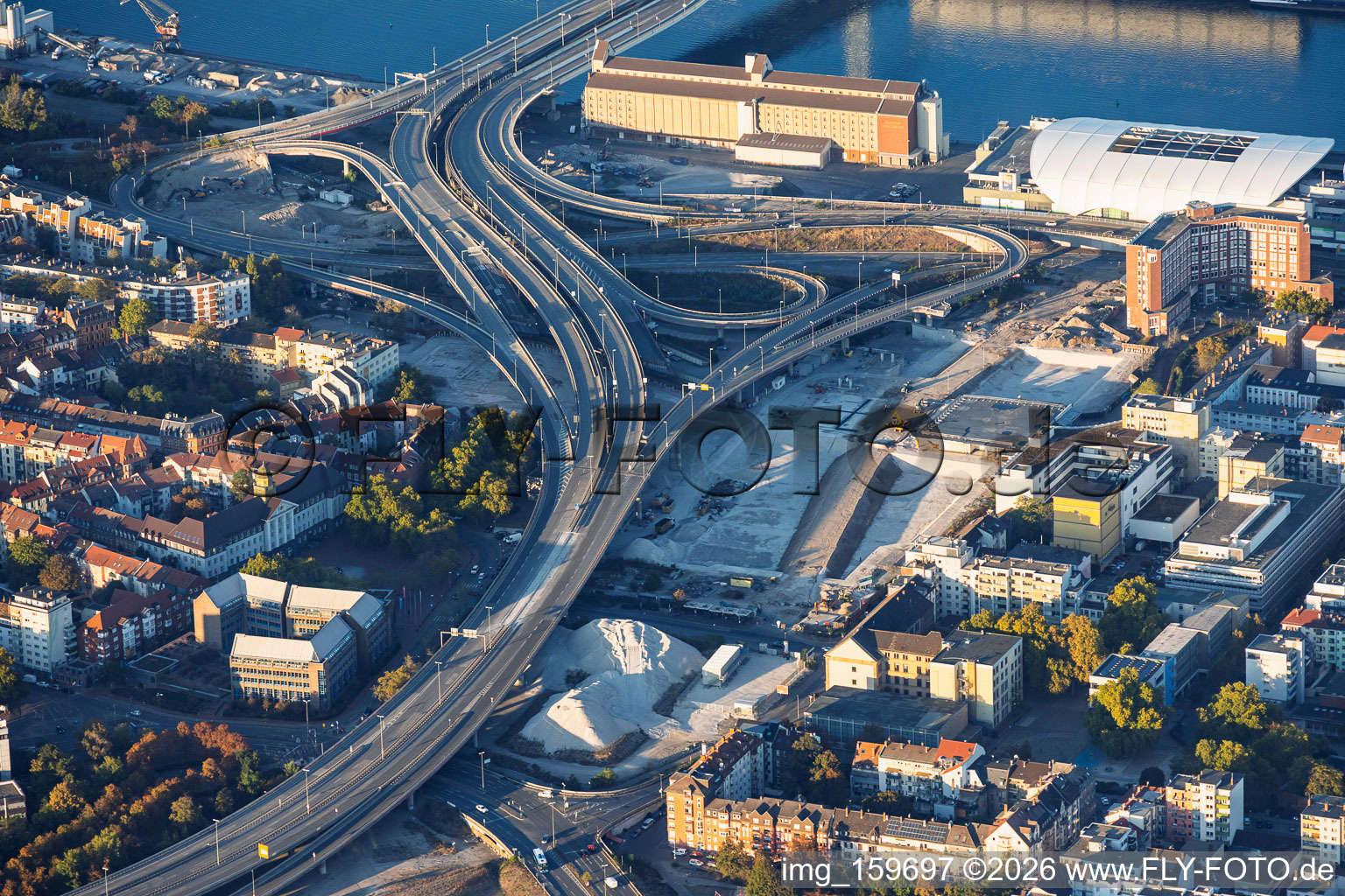 Ramp to the Kurt-Schumacher-Brücke (bridge) over the Rhine to Mannheim (B44), featuring Rheinuferstraße and the ZG Raiffeisen grain silo on the riverbank (following the demolition of the "Würfelbunker" and the Rathaus-Center) in the district Hemshof in Ludwigshafen in the state Rhineland-Palatinate, Germany