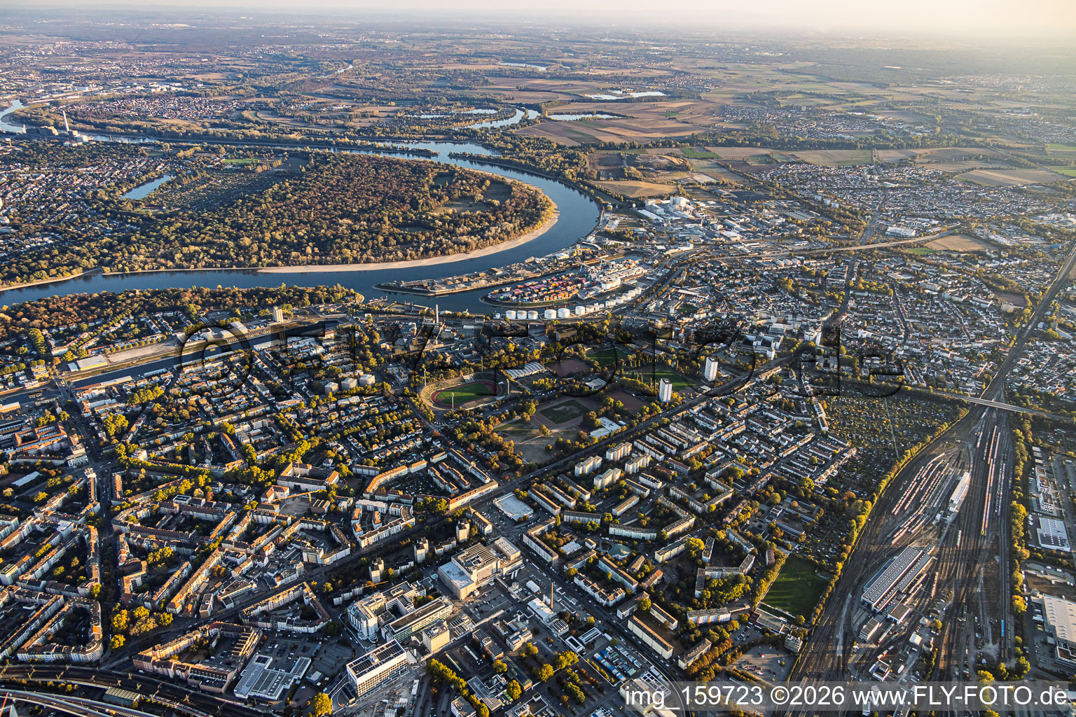 City overview from the north, spanning from the Central Station (Hbf) to the Mundenheimer Altrheinhafen harbor in the district Süd in Ludwigshafen in the state Rhineland-Palatinate, Germany