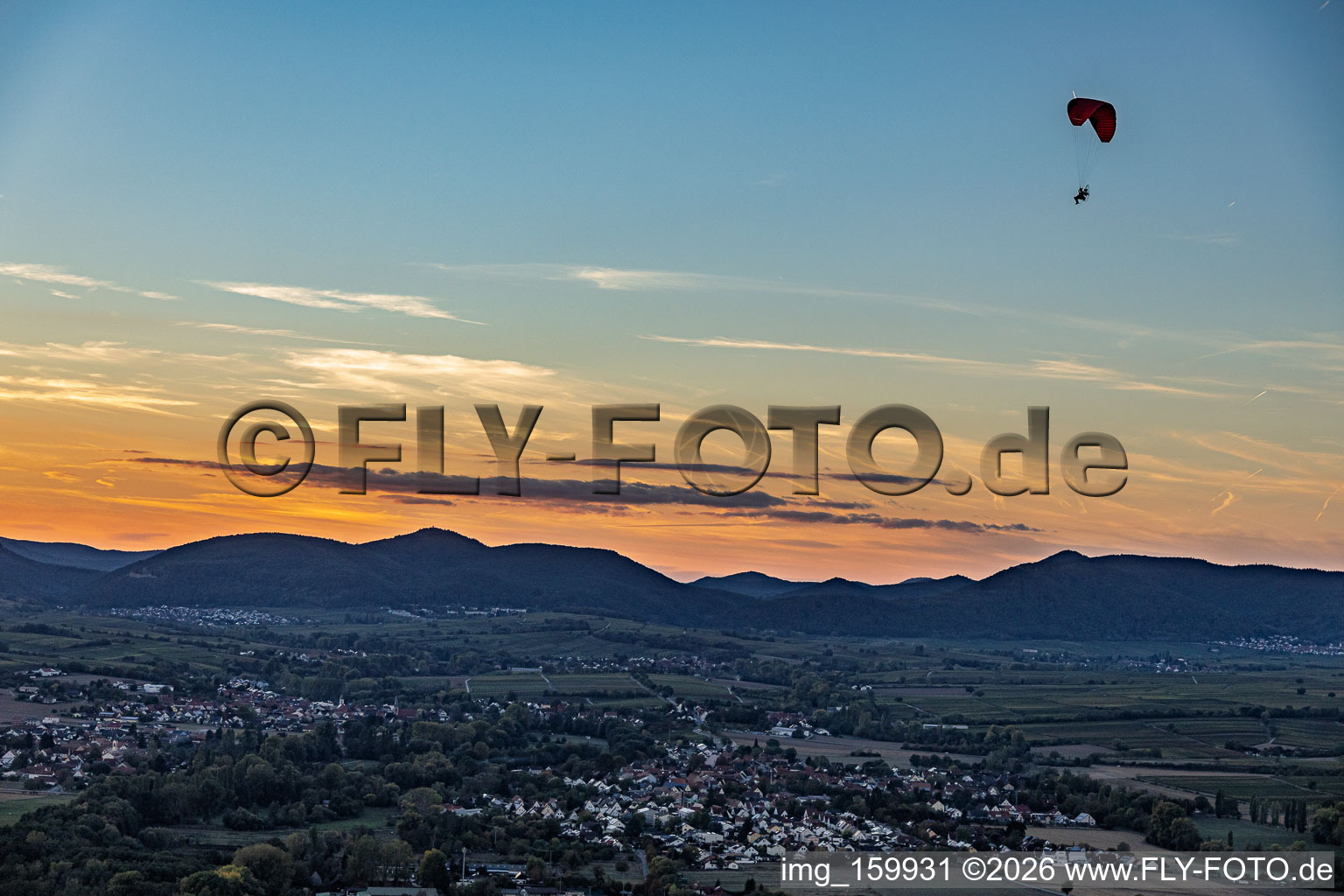 Paraglider in the evening light of the Southern Palatinate (Südpfalz) in the district Billigheim in Billigheim-Ingenheim in the state Rhineland-Palatinate, Germany