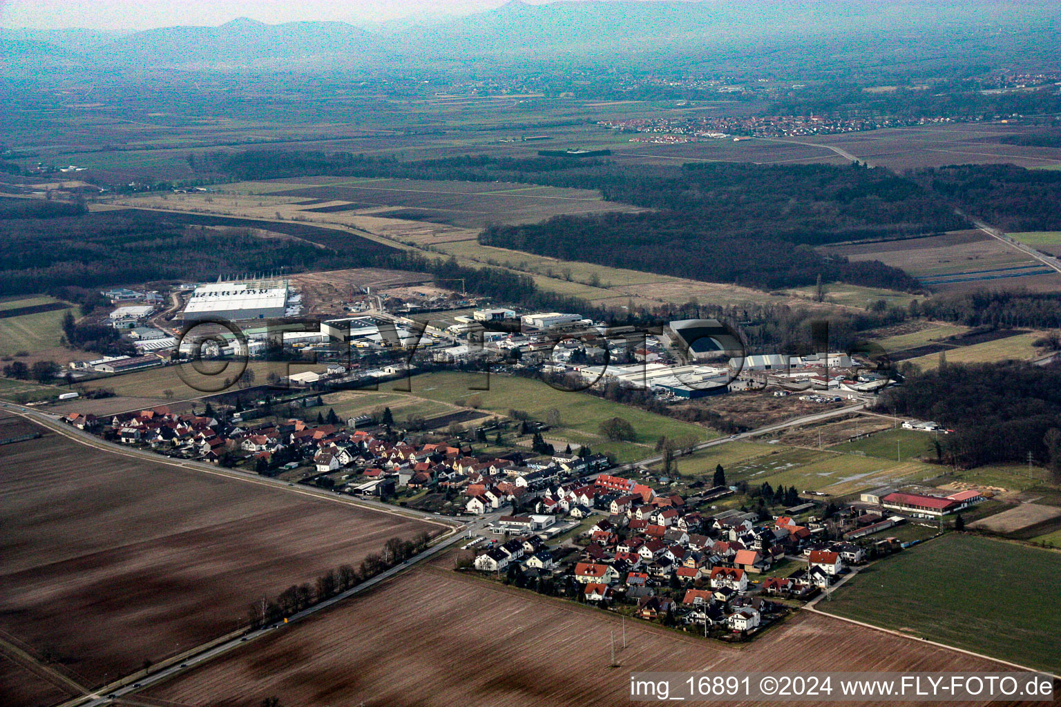 From the southeast in the district Minderslachen in Kandel in the state Rhineland-Palatinate, Germany