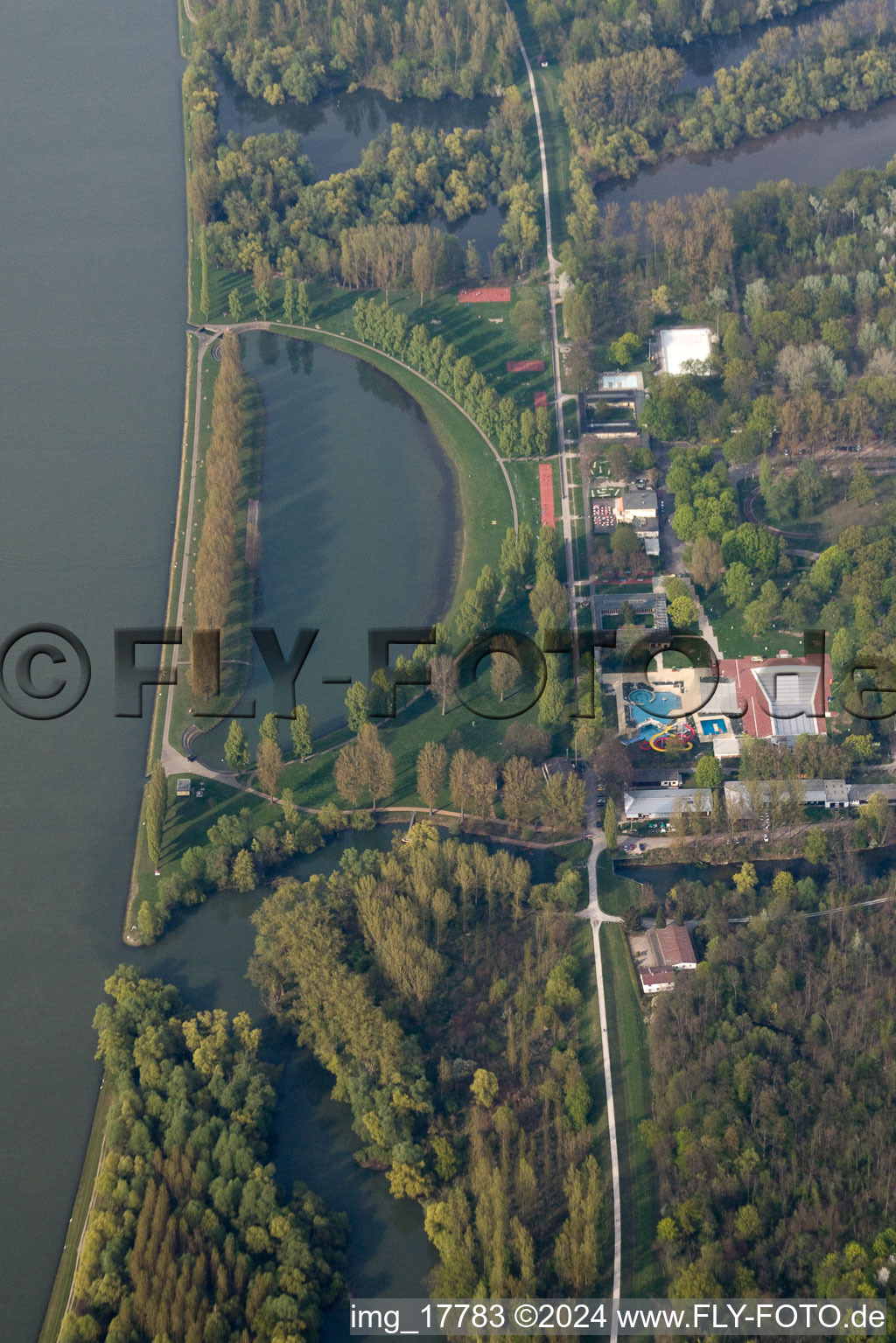 Oblique view of Beach areas on the Rheinstrandbad Rappenwoerth on Rhein in the district Daxlanden in Karlsruhe in the state Baden-Wurttemberg, Germany