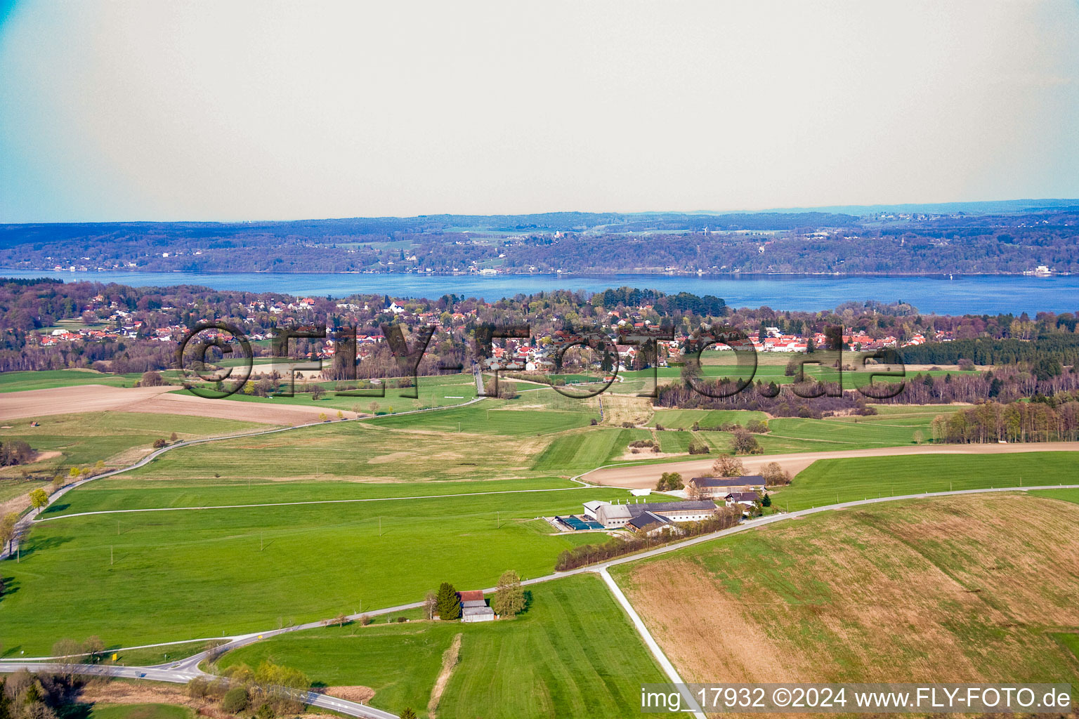 From the west in the district Traubing in Tutzing in the state Bavaria, Germany