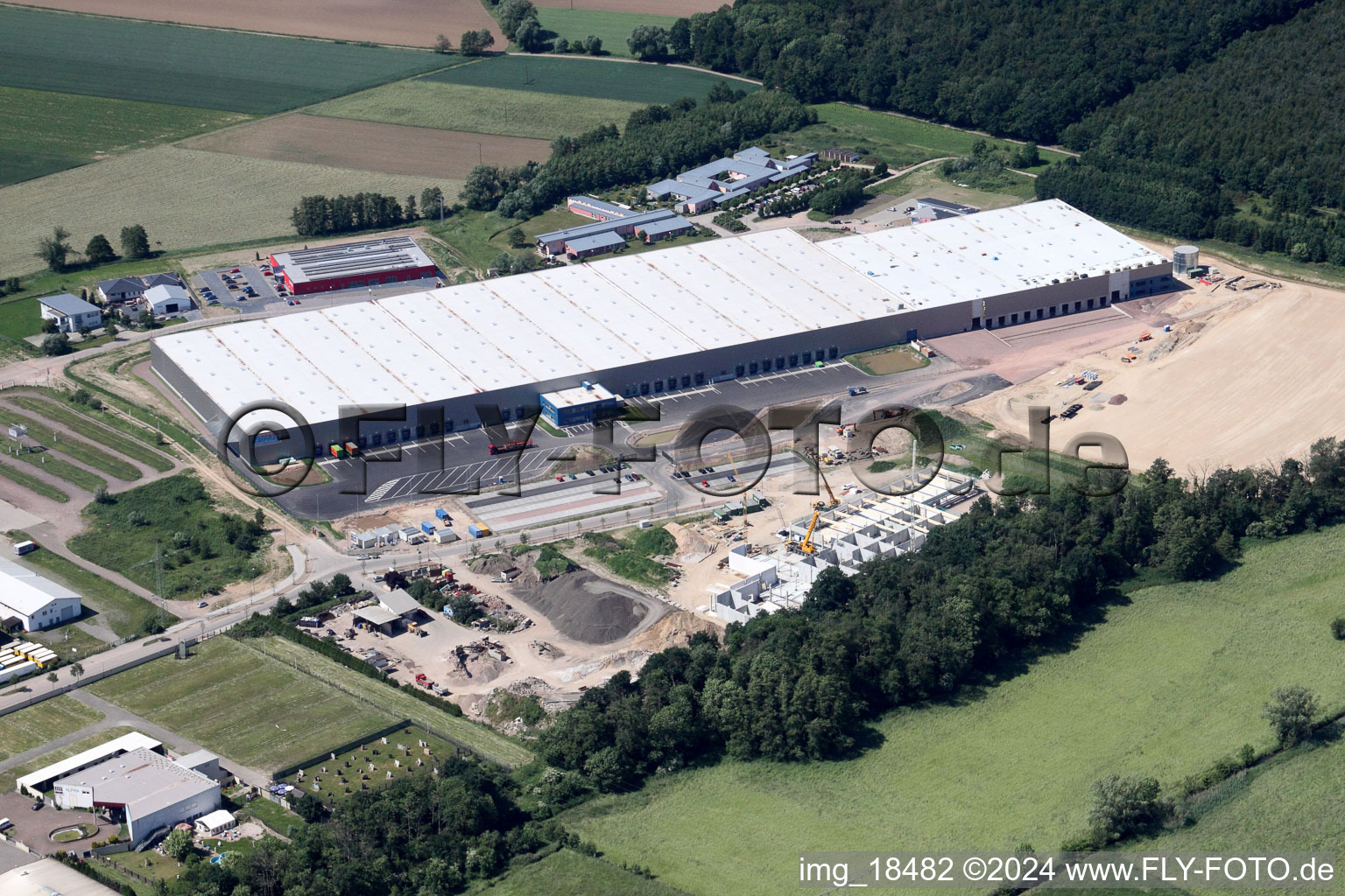 Bird's eye view of Zufall Logistics Center in the district Minderslachen in Kandel in the state Rhineland-Palatinate, Germany