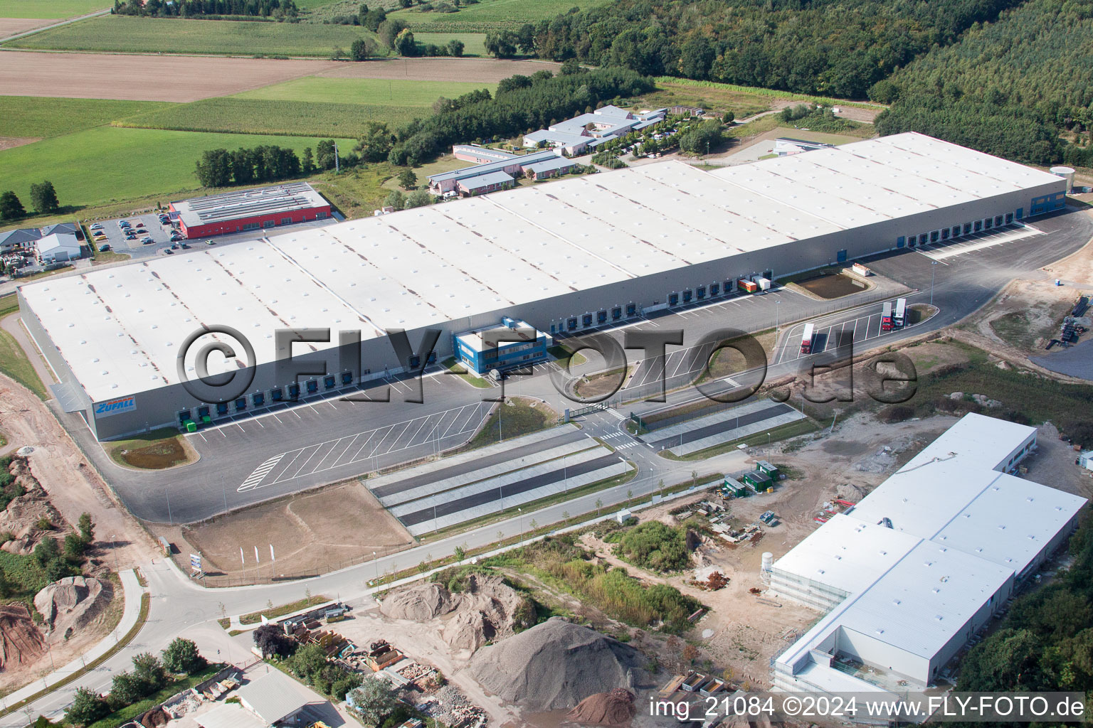 Aerial view of Building complex and grounds of the logistics center Zufall in the district Gewerbegebiet Horst in Kandel in the state Rhineland-Palatinate