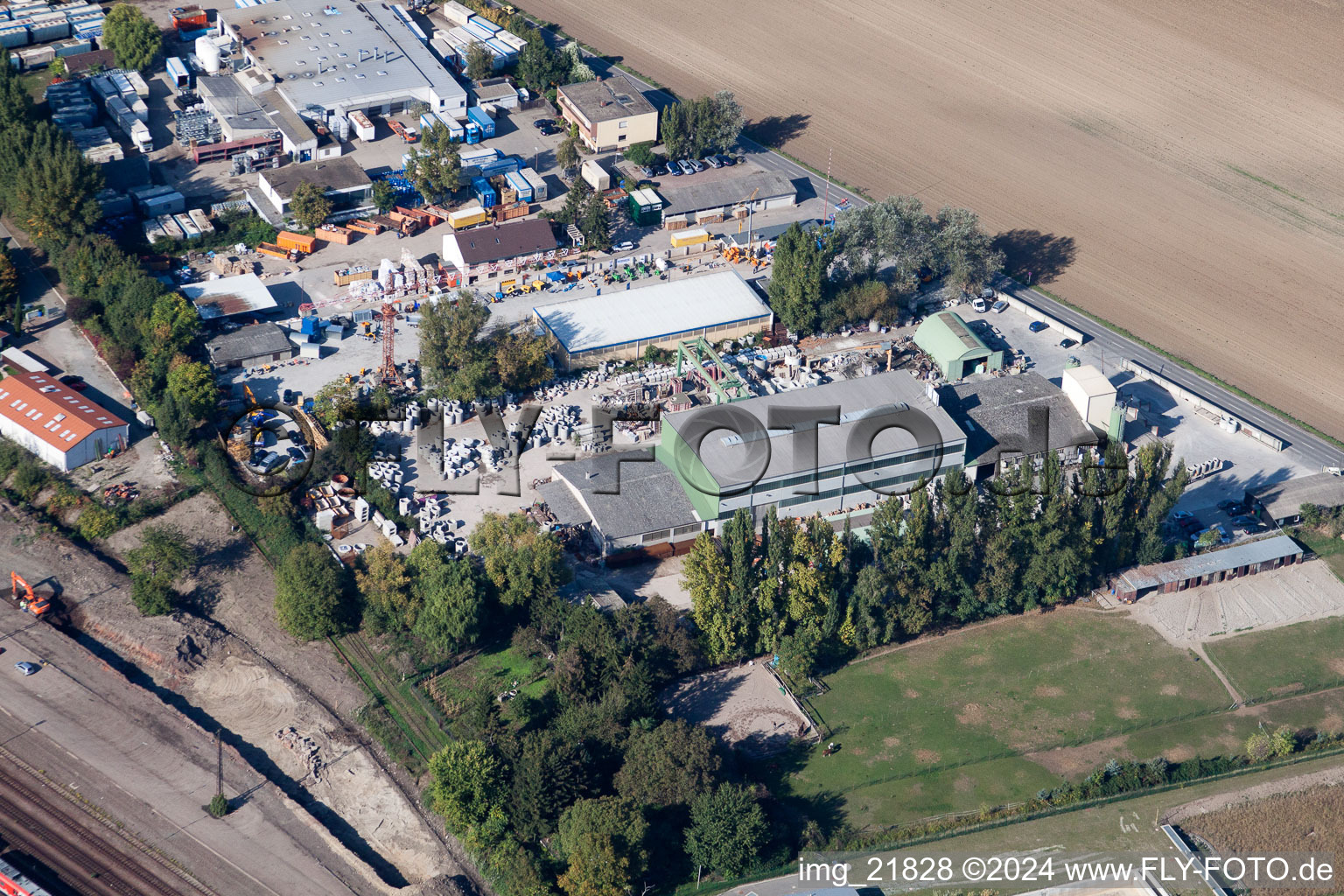 Oblique view of Finger Building Materials GmbH in the district Oggersheim in Ludwigshafen am Rhein in the state Rhineland-Palatinate, Germany