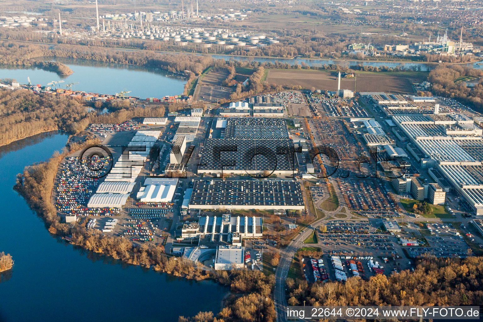 Aerial photograpy of Building and production halls on the premises of Daimler Automobilwerk Woerth in Woerth am Rhein in the state Rhineland-Palatinate, Germany