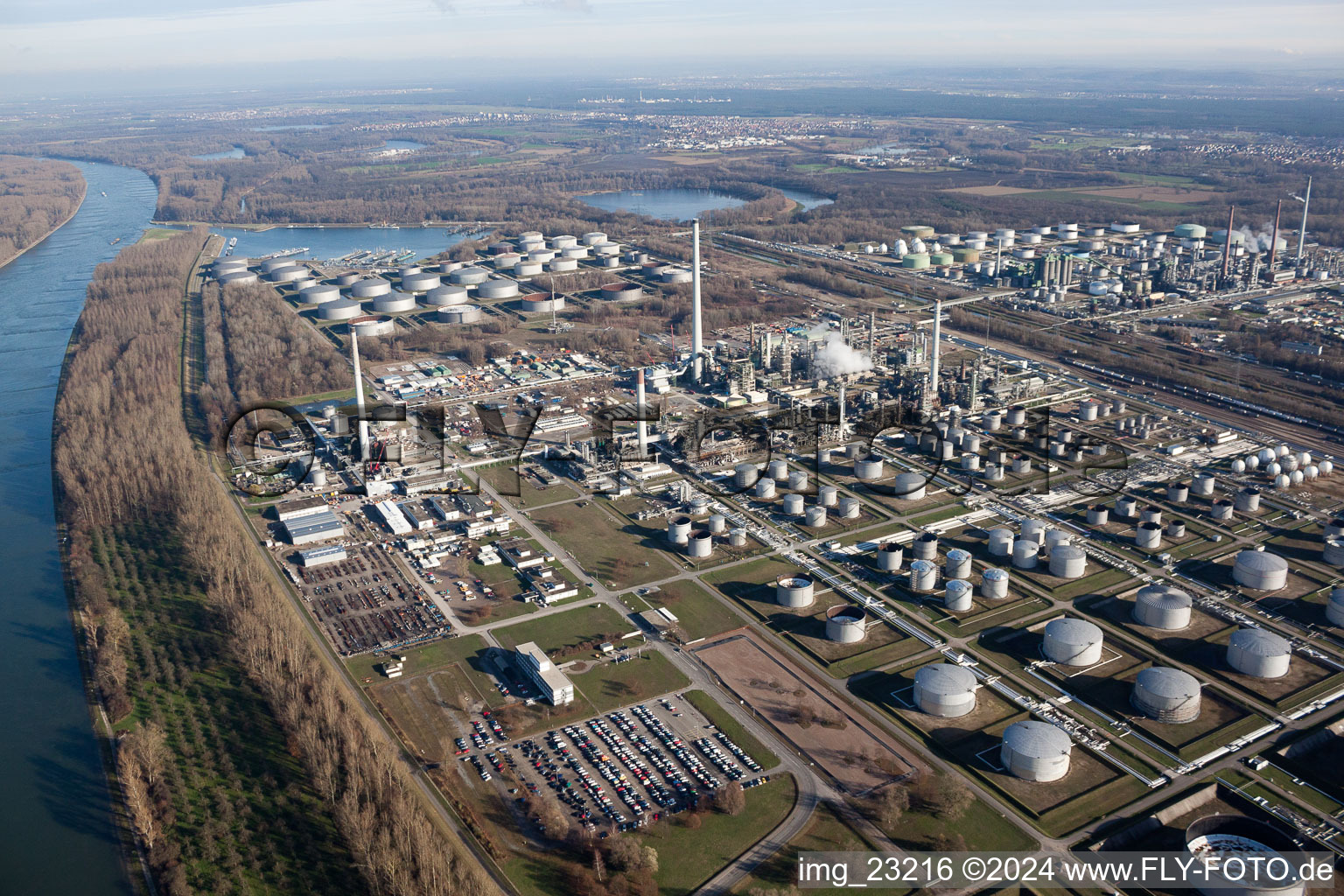 Refinery equipment and management systems on the factory premises of the mineral oil manufacturers Mineraloelraffinerie Oberrhein in the district Knielingen in Woerth am Rhein in the state Rhineland-Palatinate