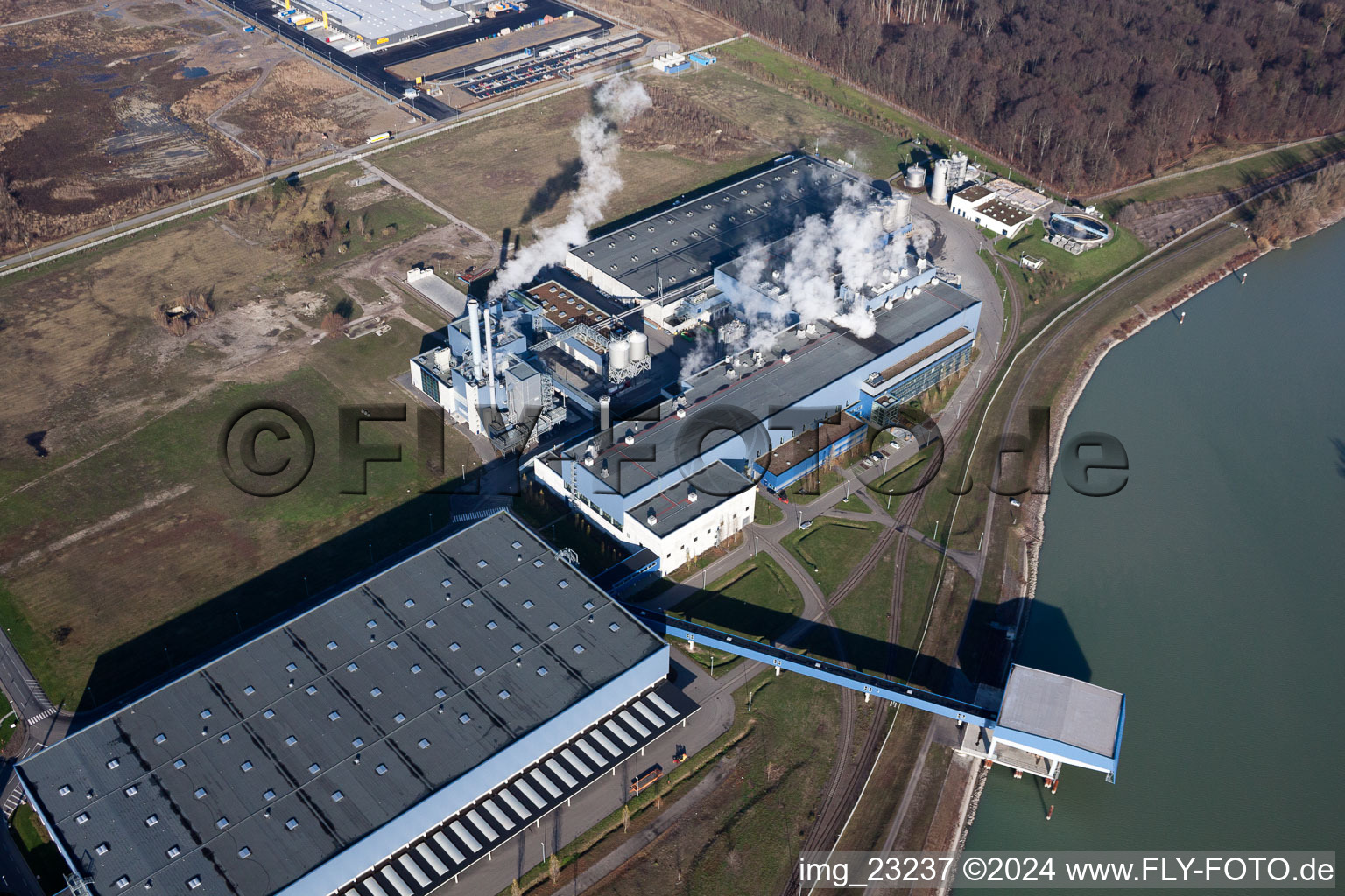 Aerial view of Building and production halls on the premises of Papierfabrik Palm GmbH & Co. KG in the district Industriegebiet Woerth-Oberwald in Woerth am Rhein in the state Rhineland-Palatinate