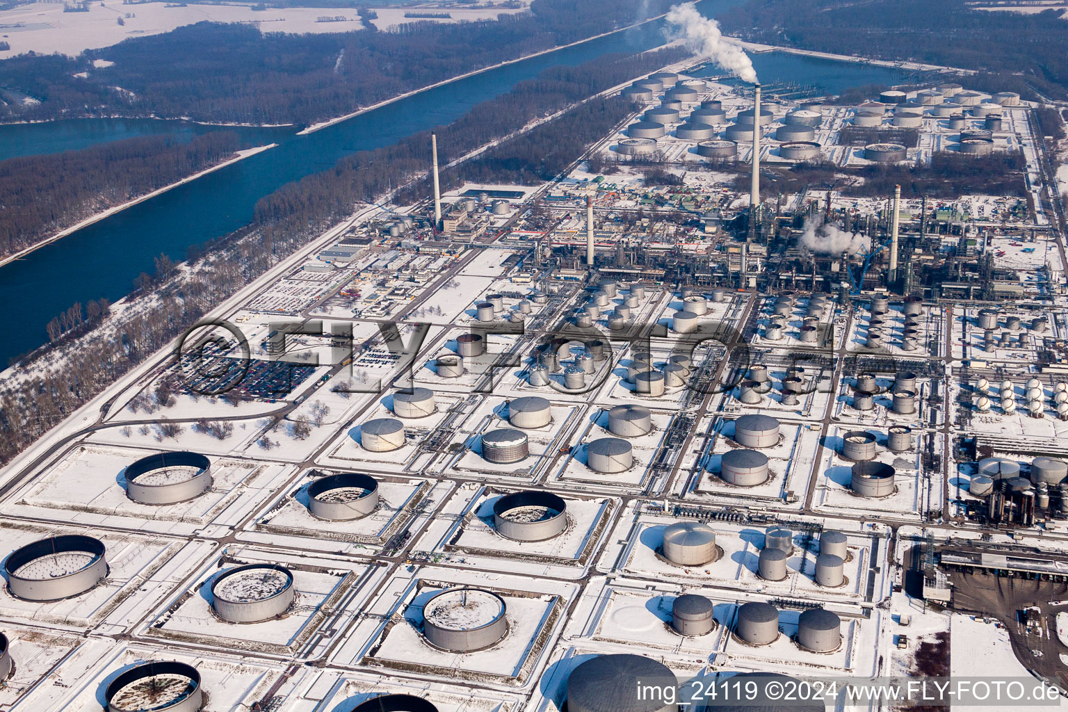 Wintry snowy Refinery equipment and management systems on the factory premises of the mineral oil manufacturers Mineraloelraffinerie Oberrhein in the district Knielingen in Karlsruhe in the state Baden-Wurttemberg, Germany