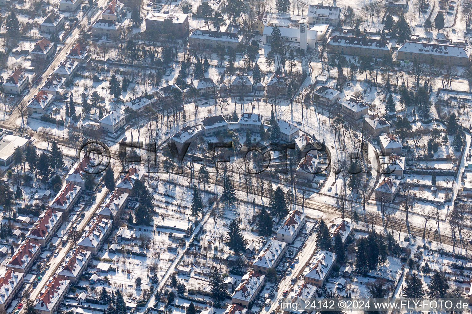 Wintry snowy Residential area of a multi-family house settlement on halbkreisfoermigen Waldring in the district Nordstadt in Karlsruhe in the state Baden-Wurttemberg, Germany