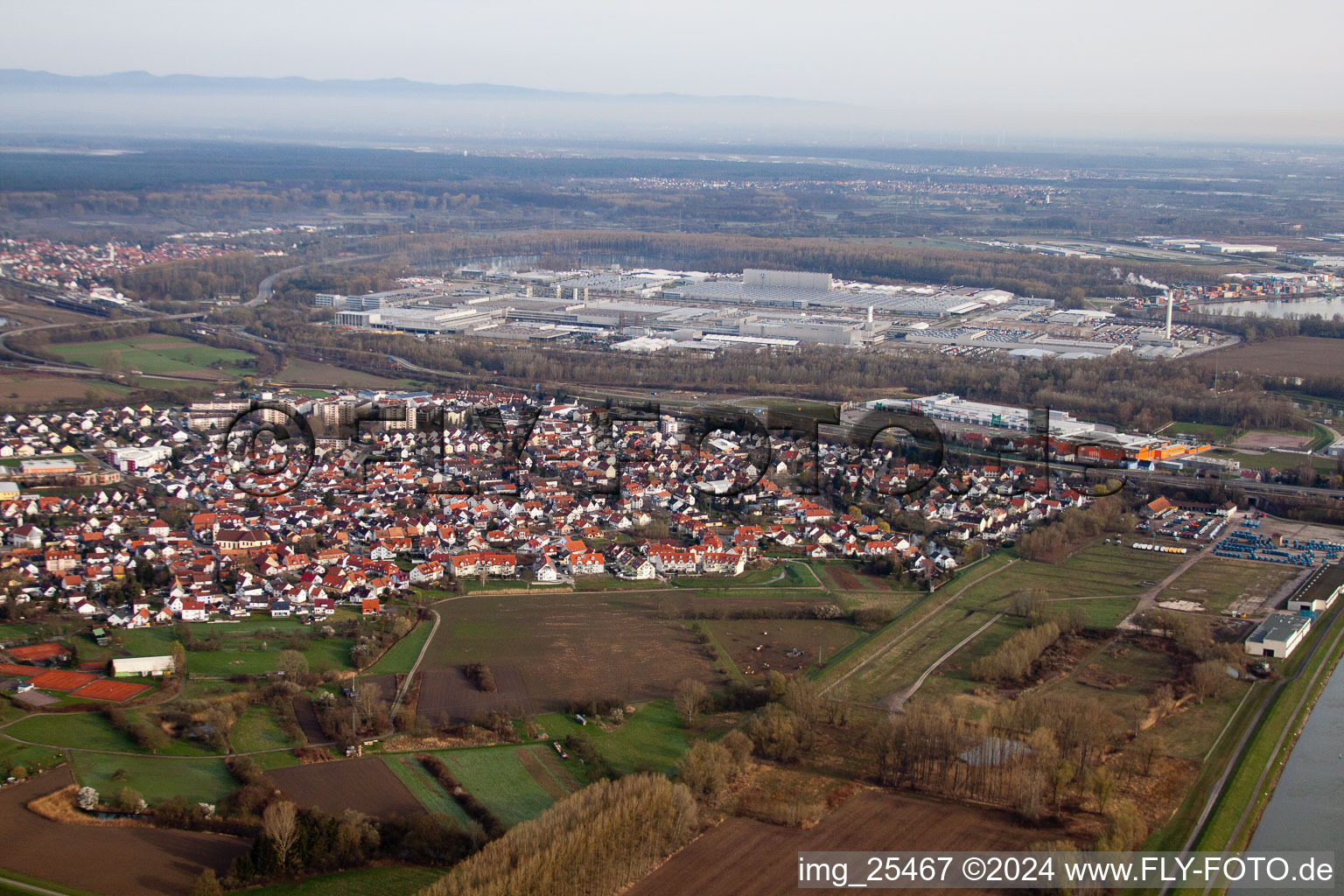 From the southeast in the district Maximiliansau in Wörth am Rhein in the state Rhineland-Palatinate, Germany