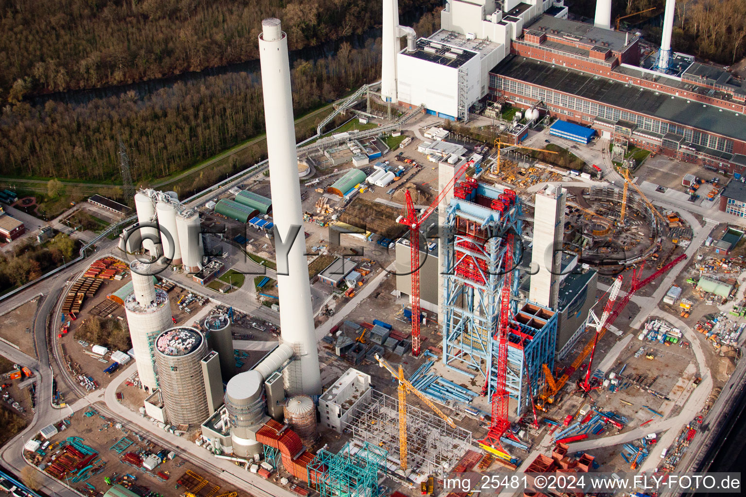 Power plants and exhaust towers of thermal power station EnBW Energie Baden-Wuerttemberg AG - Rheinhafen-Dampfkraftwerk Karlsruhe an der Fettweisstrasse in the district Daxlanden in Karlsruhe in the state Baden-Wurttemberg