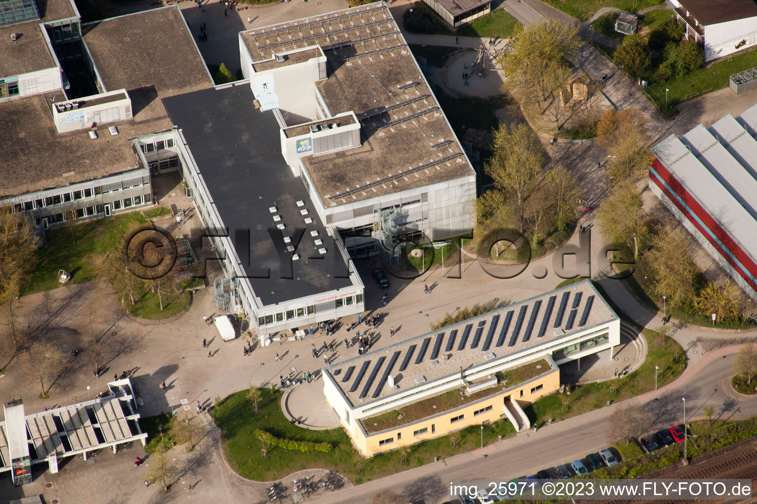 School building of the Ludwig-Marum-Gymnasium Pfinztal in the district Berghausen in Pfinztal in the state Baden-Wurttemberg seen from above