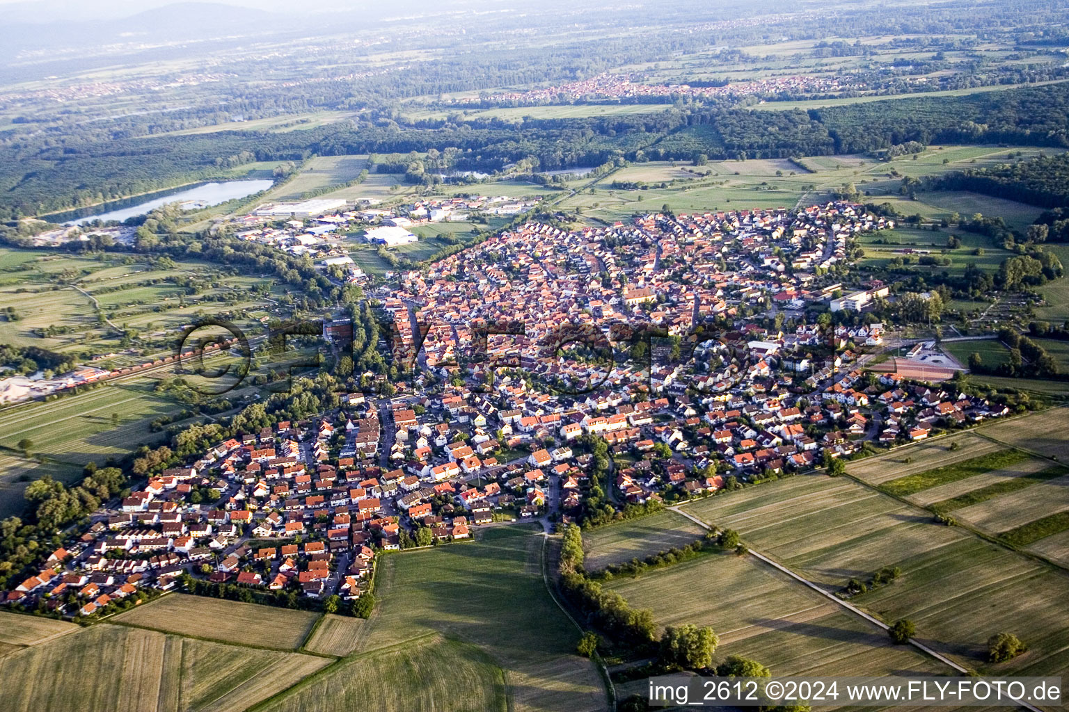 From the northwest in Hagenbach in the state Rhineland-Palatinate, Germany