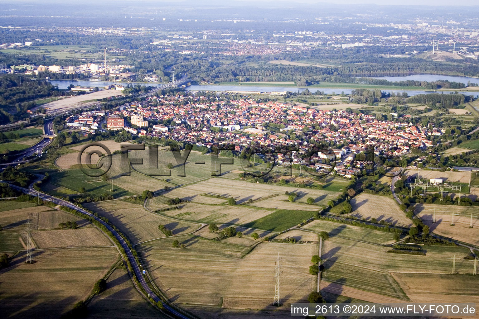 From the west in the district Maximiliansau in Wörth am Rhein in the state Rhineland-Palatinate, Germany