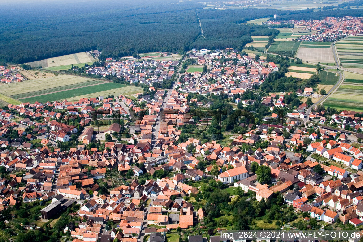 From the northeast in Rheinzabern in the state Rhineland-Palatinate, Germany