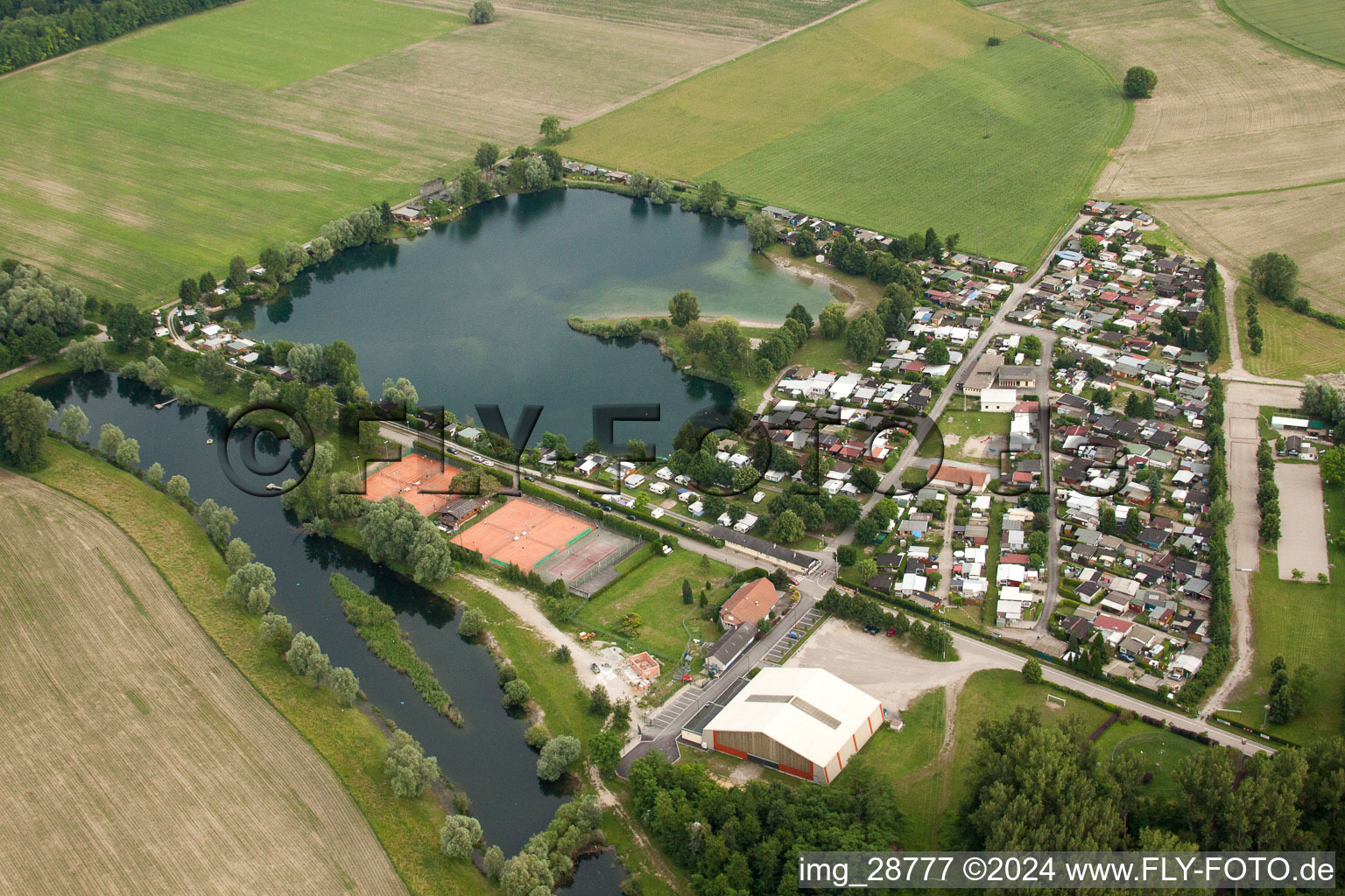 Camping with caravans and tents at the lake in the district Beinheim in Seltz in Grand Est, France