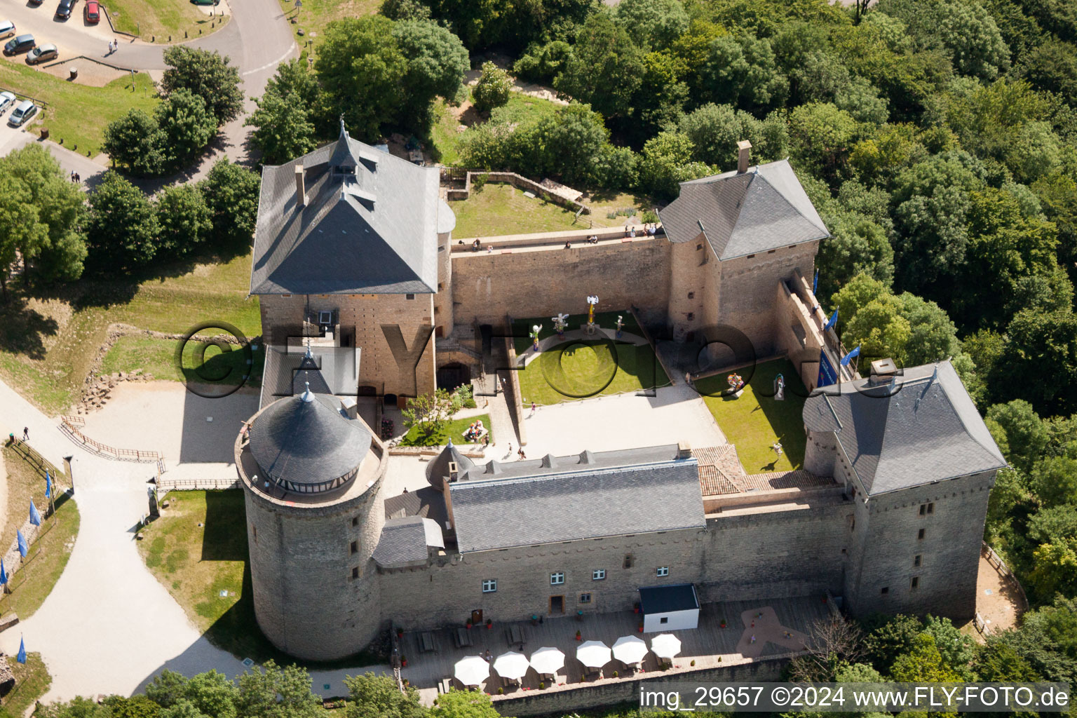 Aerial photograpy of Château Mensberg, Expo. Nici St. Phalle in Manderen in the state Moselle, France