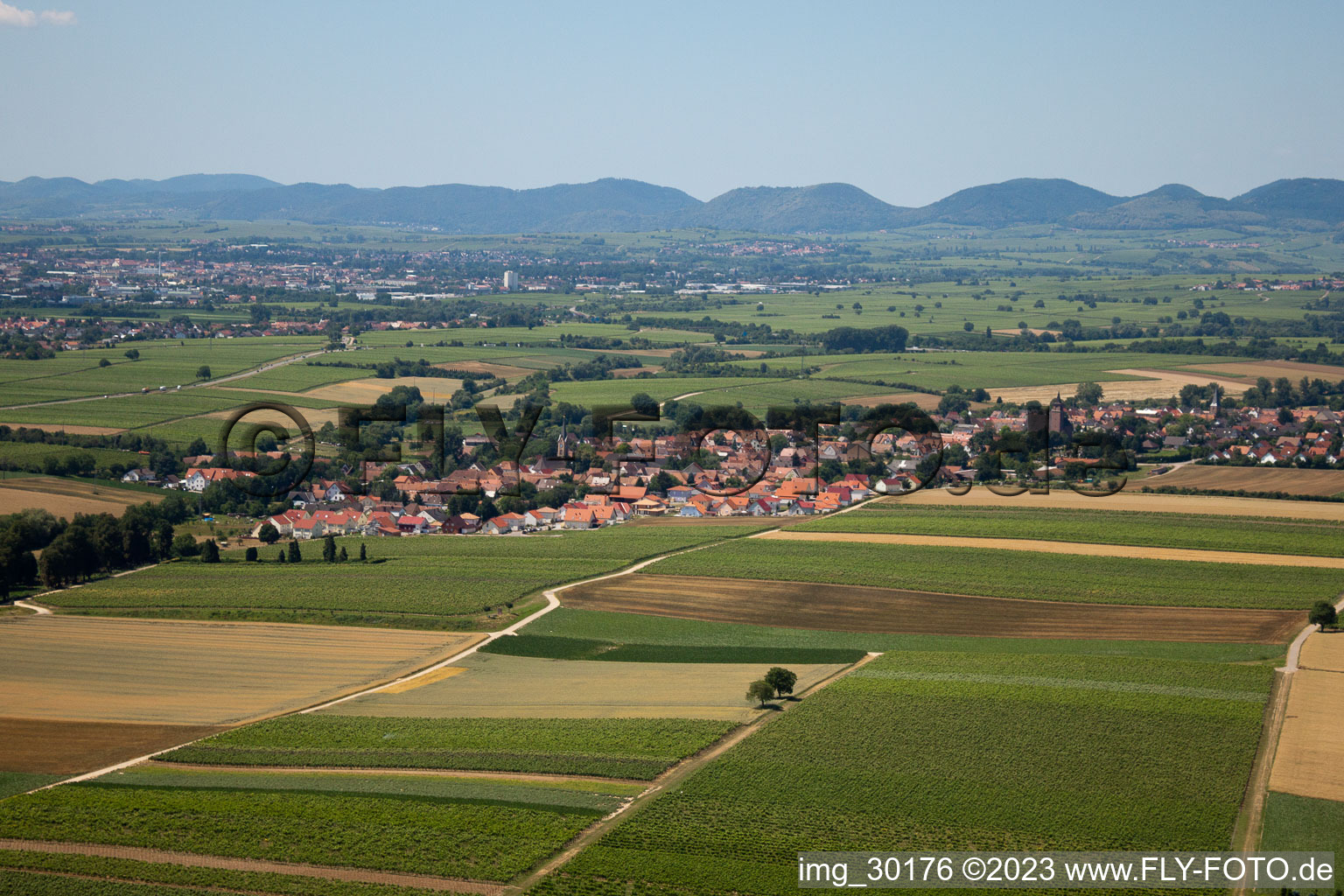 From the east in Essingen in the state Rhineland-Palatinate, Germany