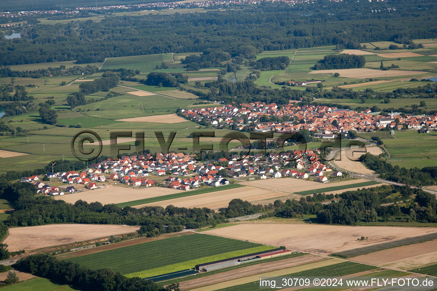 From the northwest in Neupotz in the state Rhineland-Palatinate, Germany