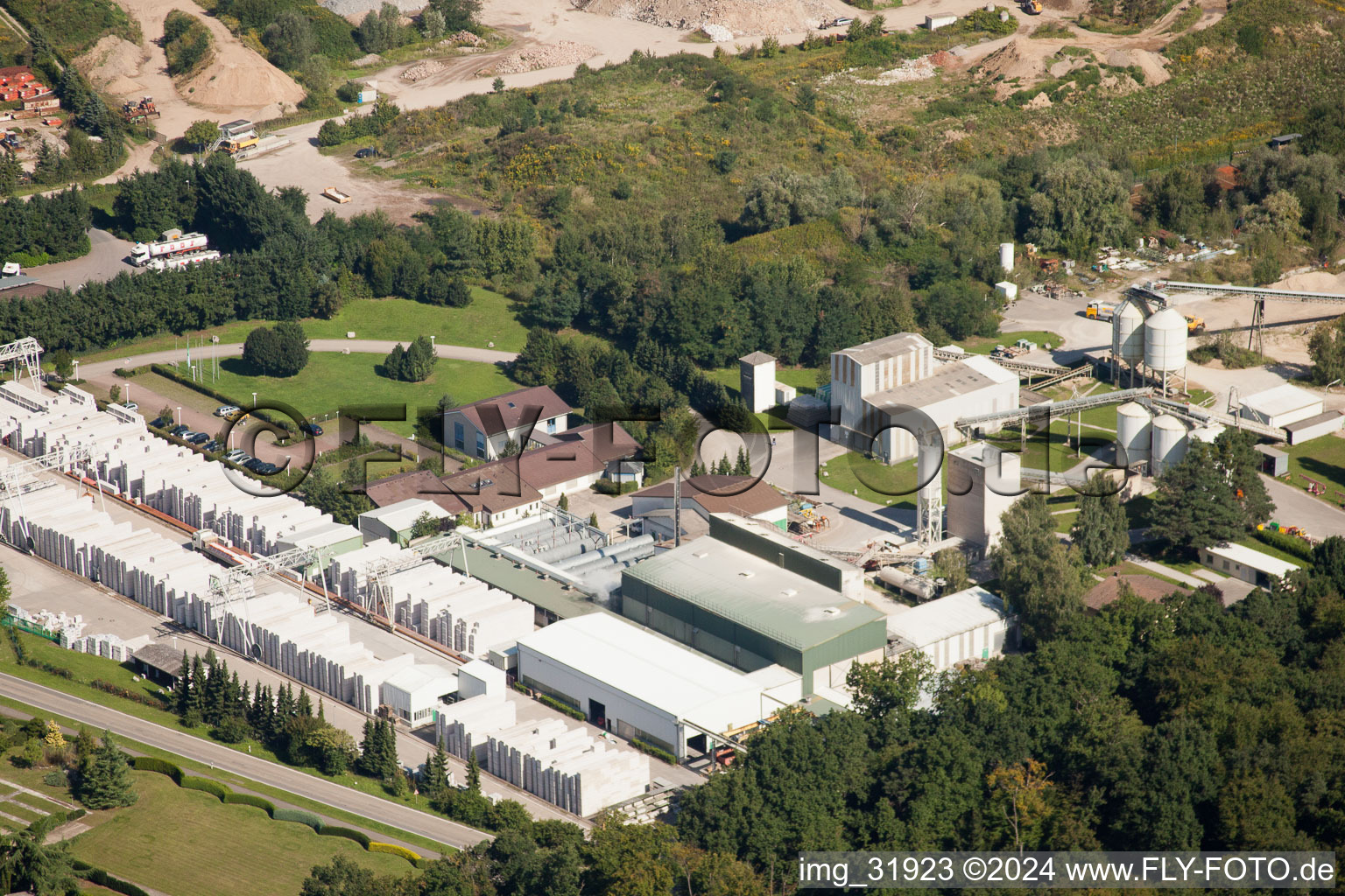 Aerial photograpy of Building and production halls on the premises of Heidelberger Kalksandstein GmbH - factory Durmersheim in Durmersheim in the state Baden-Wurttemberg