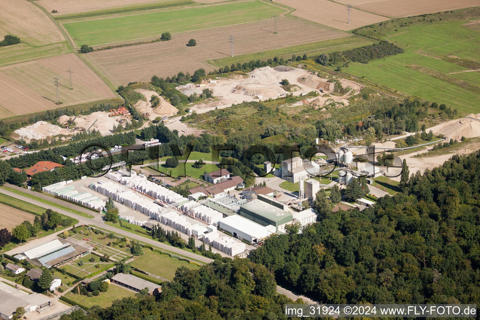 Oblique view of Building and production halls on the premises of Heidelberger Kalksandstein GmbH - factory Durmersheim in Durmersheim in the state Baden-Wurttemberg