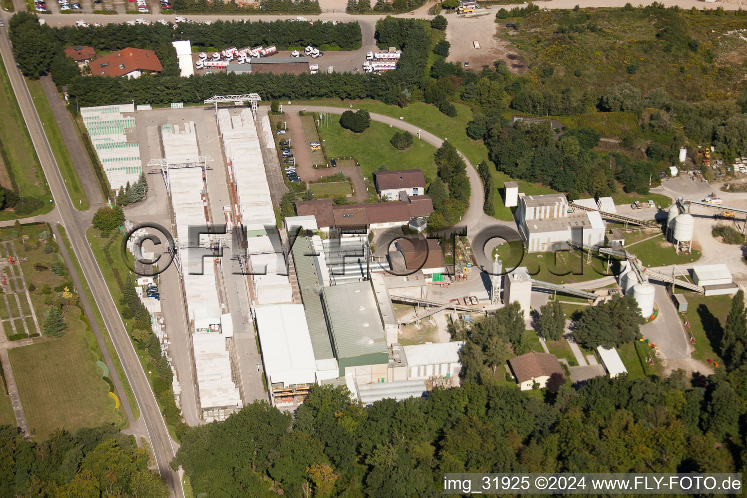 Building and production halls on the premises of Heidelberger Kalksandstein GmbH - factory Durmersheim in Durmersheim in the state Baden-Wurttemberg from above