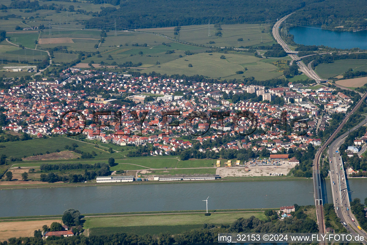 From the east in the district Maximiliansau in Wörth am Rhein in the state Rhineland-Palatinate, Germany