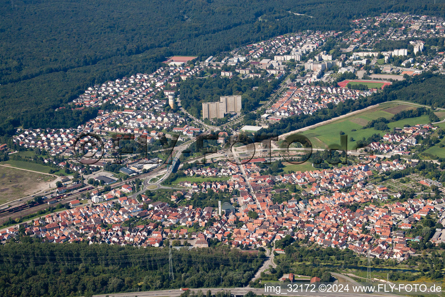 From the east in the district Maximiliansau in Wörth am Rhein in the state Rhineland-Palatinate, Germany