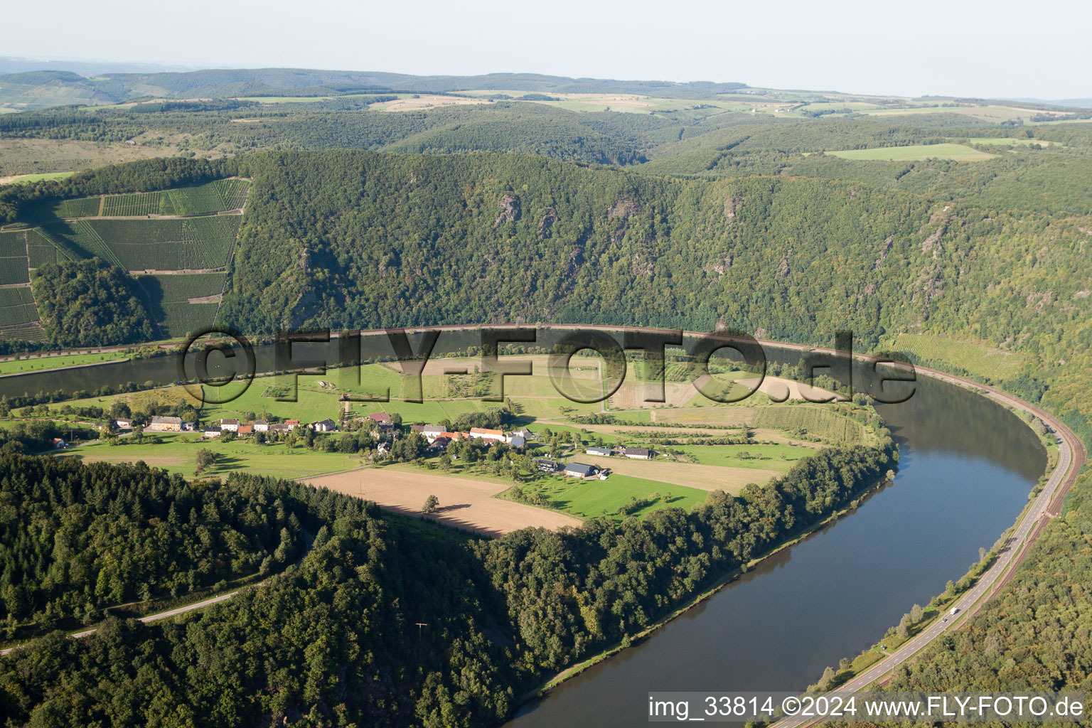 Curved loop of the riparian zones on the course of the river Saar in the district Hamm in Taben-Rodt in the state Rhineland-Palatinate