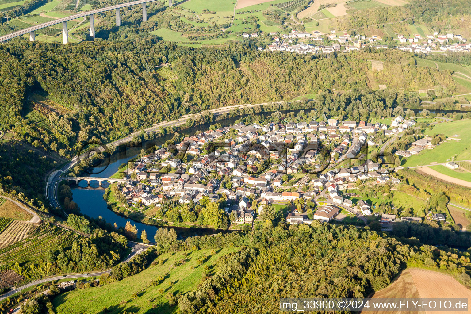 Aerial photograpy of Curved loop of the riparian zones on the course of the river of Sauer on frontier to Luxemburg in the district Mesenich in Langsur in the state Rhineland-Palatinate, Germany