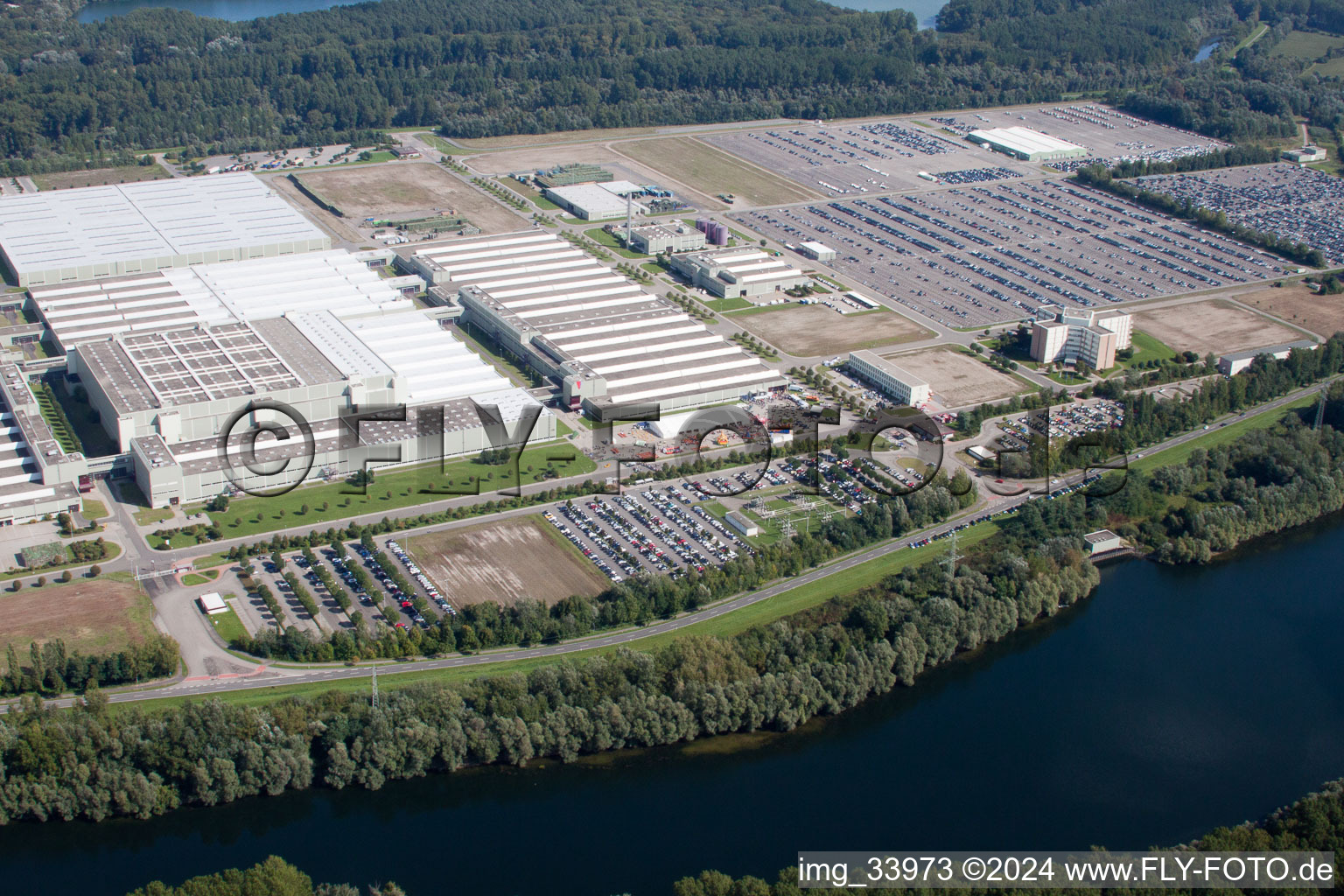 Oblique view of Building complex and grounds of the logistics center Daimler AG Global Logistic Center on the Island Gruen in Germersheim in the state Rhineland-Palatinate, Germany