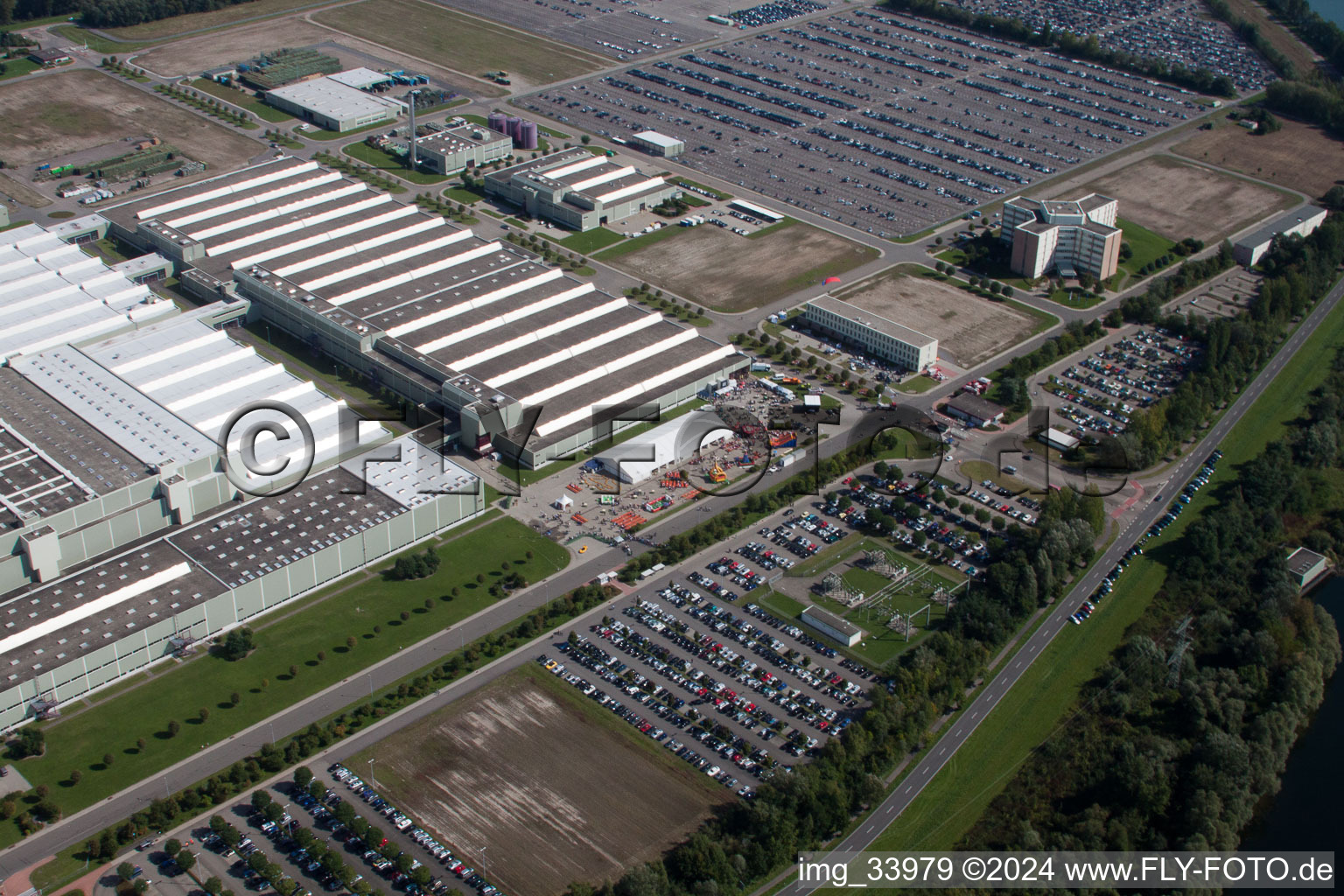 Building complex and grounds of the logistics center Daimler AG Global Logistic Center on the Island Gruen in Germersheim in the state Rhineland-Palatinate, Germany from above