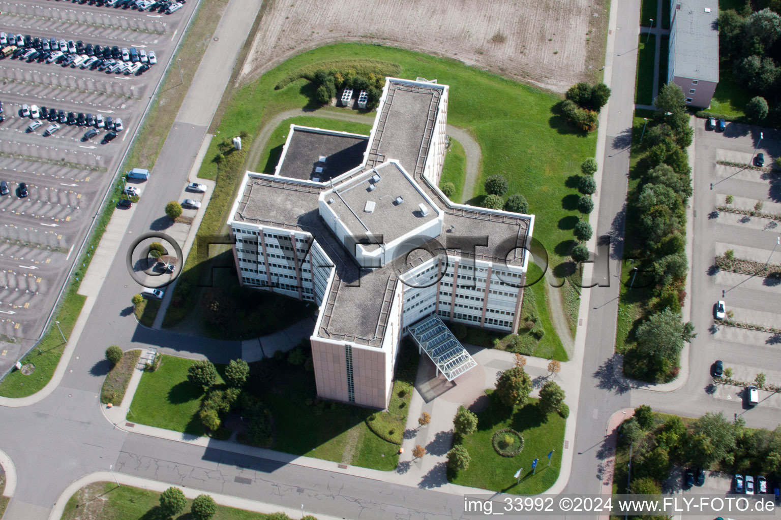 Building complex and grounds of the logistics center Daimler AG Global Logistic Center on the Island Gruen in Germersheim in the state Rhineland-Palatinate, Germany seen from above