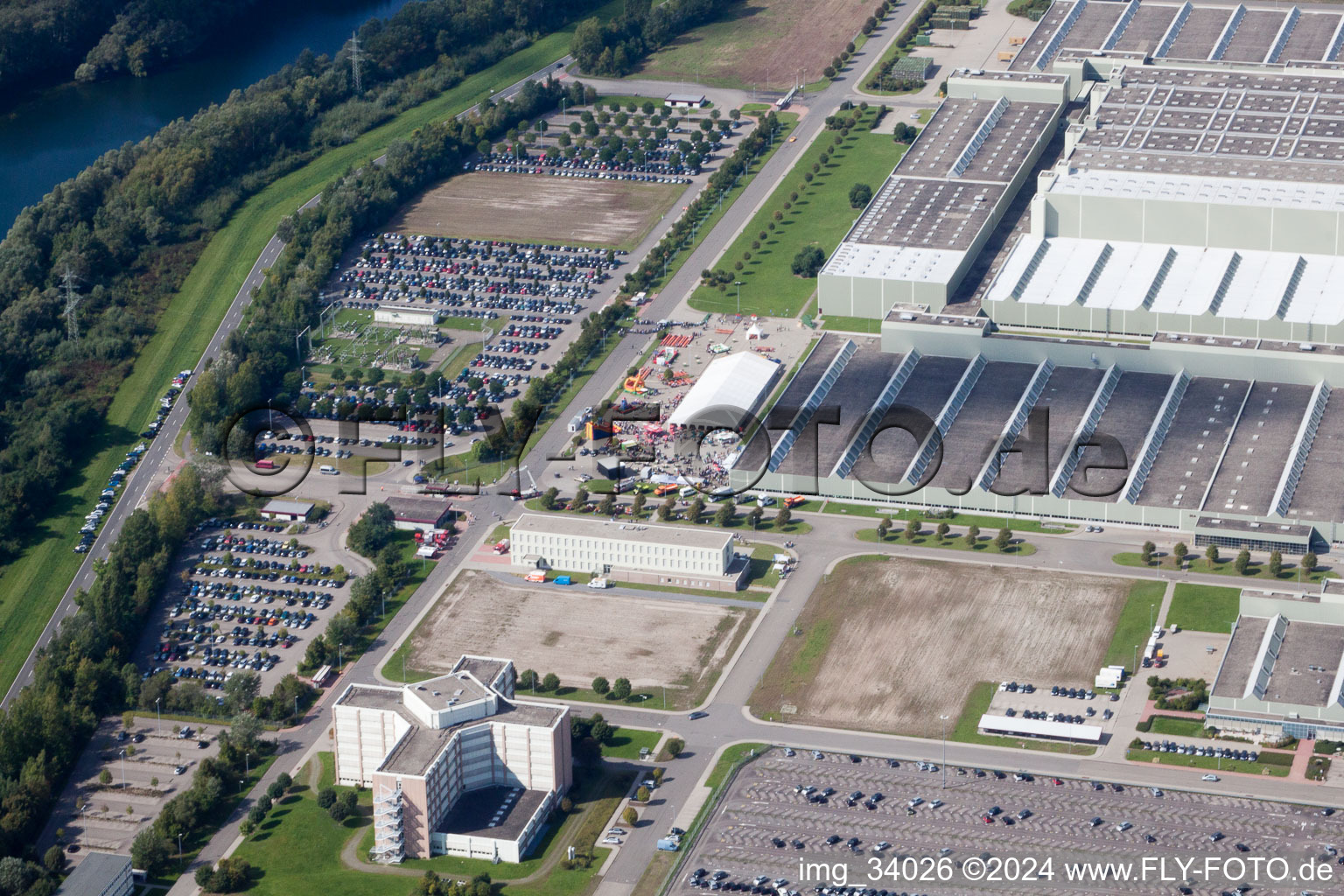 Daimler GLC on the island of Green in Germersheim in the state Rhineland-Palatinate, Germany seen from above