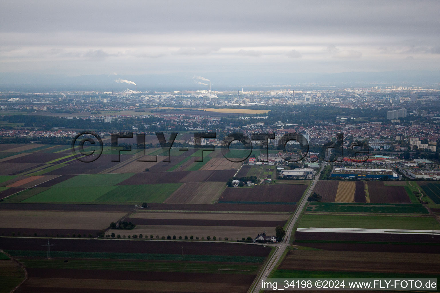 From the west in the district Oggersheim in Ludwigshafen am Rhein in the state Rhineland-Palatinate, Germany