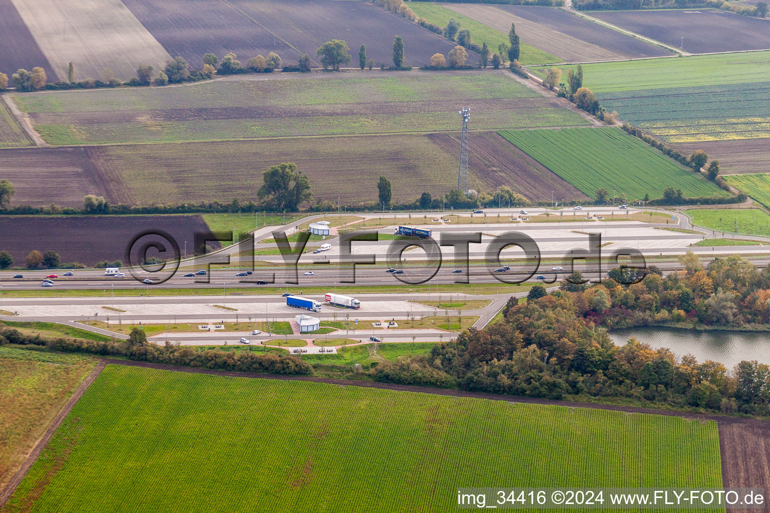 Routing and traffic lanes during the motorway service station Auf den Hahnenof the BAB A61 in Frankenthal (Pfalz) in the state Rhineland-Palatinate, Germany