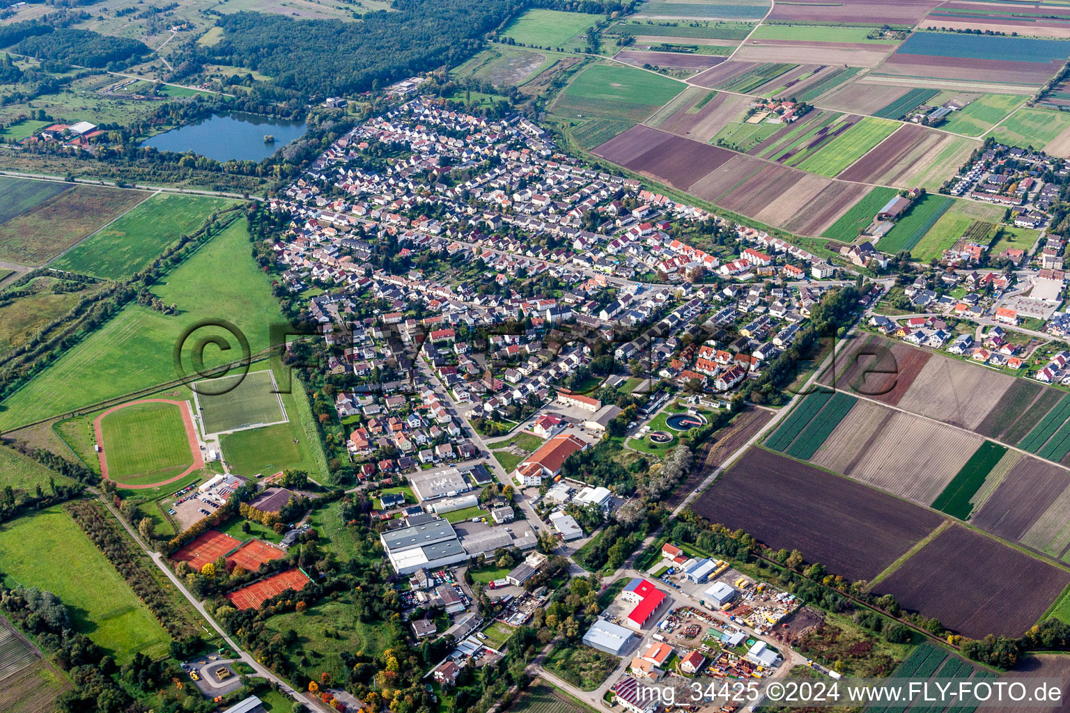 Siedlungsgebiet mit See und Sportplaetzen in Lambsheim