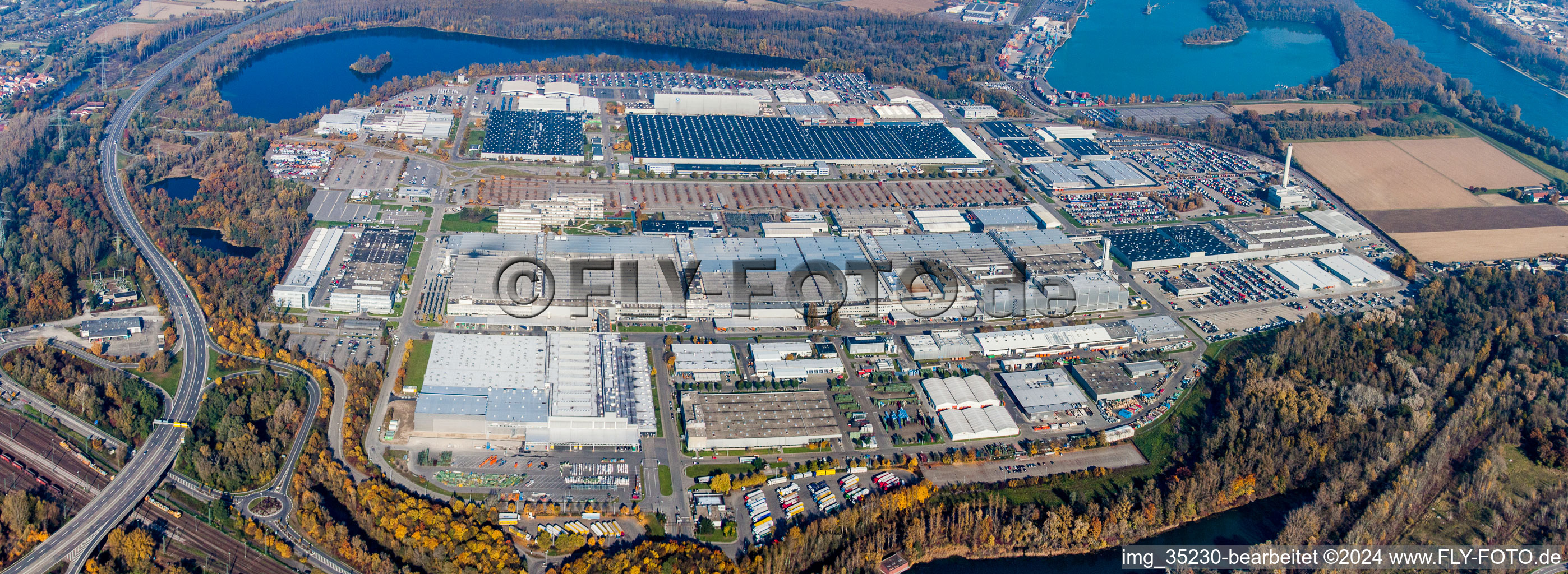 Oblique view of Building and production halls on the premises of Daimler Automobilwerk Woerth in Woerth am Rhein in the state Rhineland-Palatinate, Germany