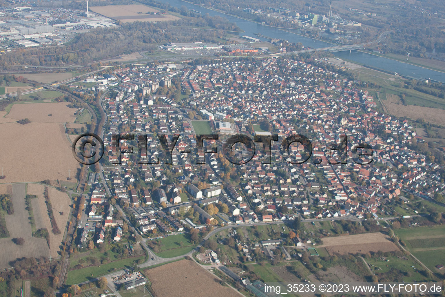 Bird's eye view of District Maximiliansau in Wörth am Rhein in the state Rhineland-Palatinate, Germany